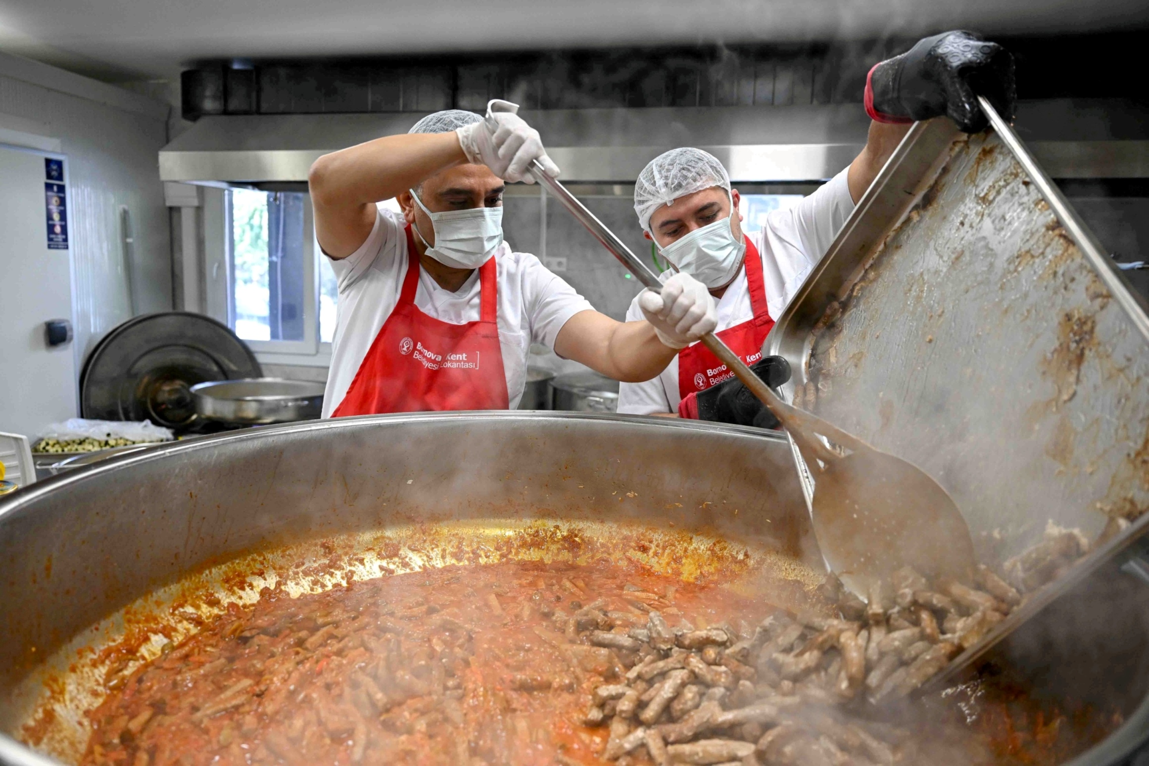Bornova’da Ramazan Farkı Metro Durakları Artık ‘Dayanışma Noktası’ (2)
