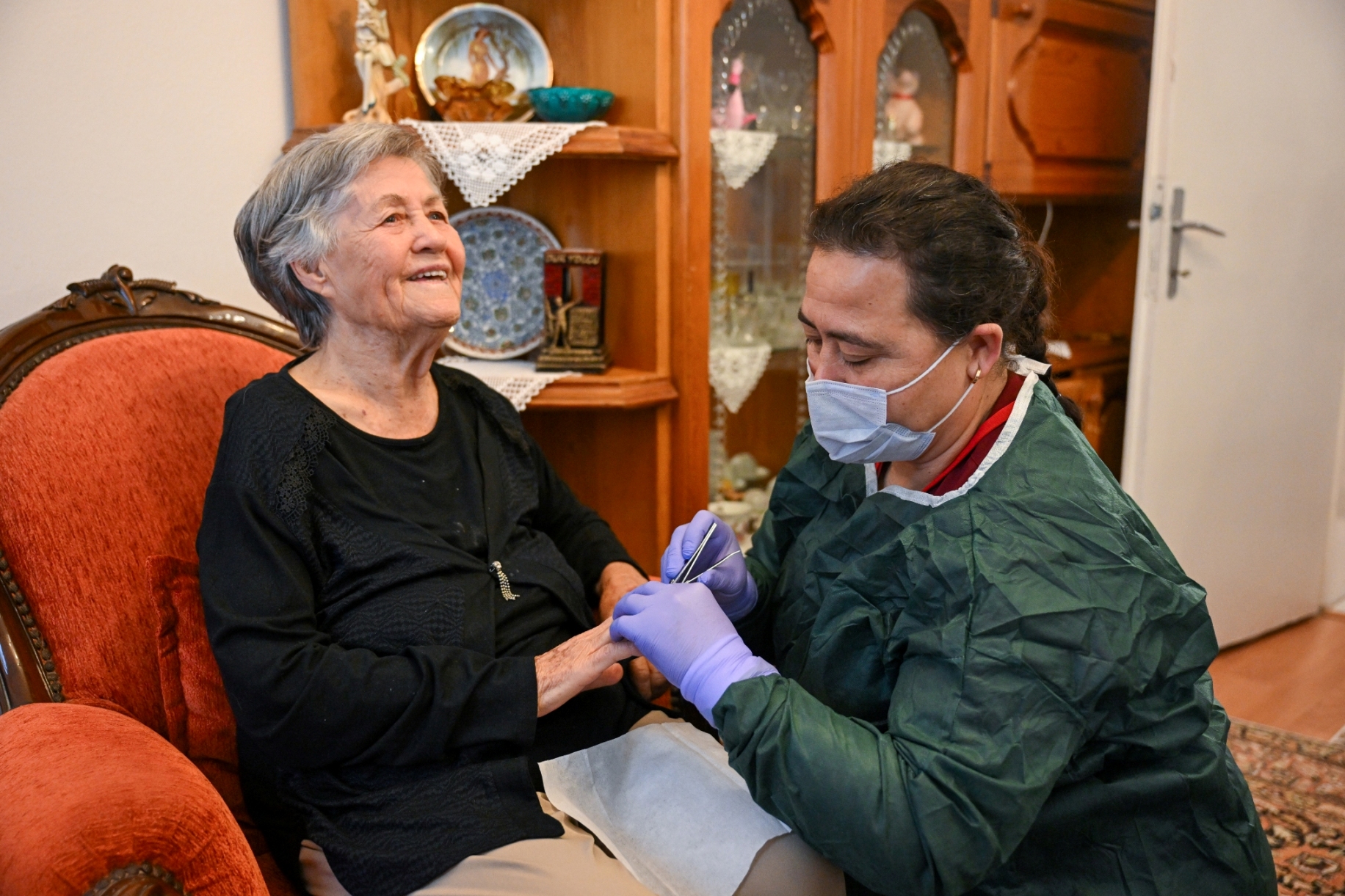 Bornova'da Ücretsiz Hizmetler Yüzleri Güldürüyor (3)