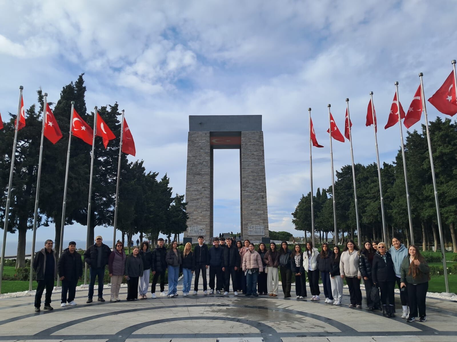 Borsa İstanbul Mesleki Ve Teknik Anadolu Lisesi Öğrencileri, Tarih Bilincini Pekiştirmek Ve Milli Mücadelenin Izlerini Yerinde Görmek Amacıyla Çanakkale’ye Anlamlı Bir Gezi Gerçekleştirdi. (1)