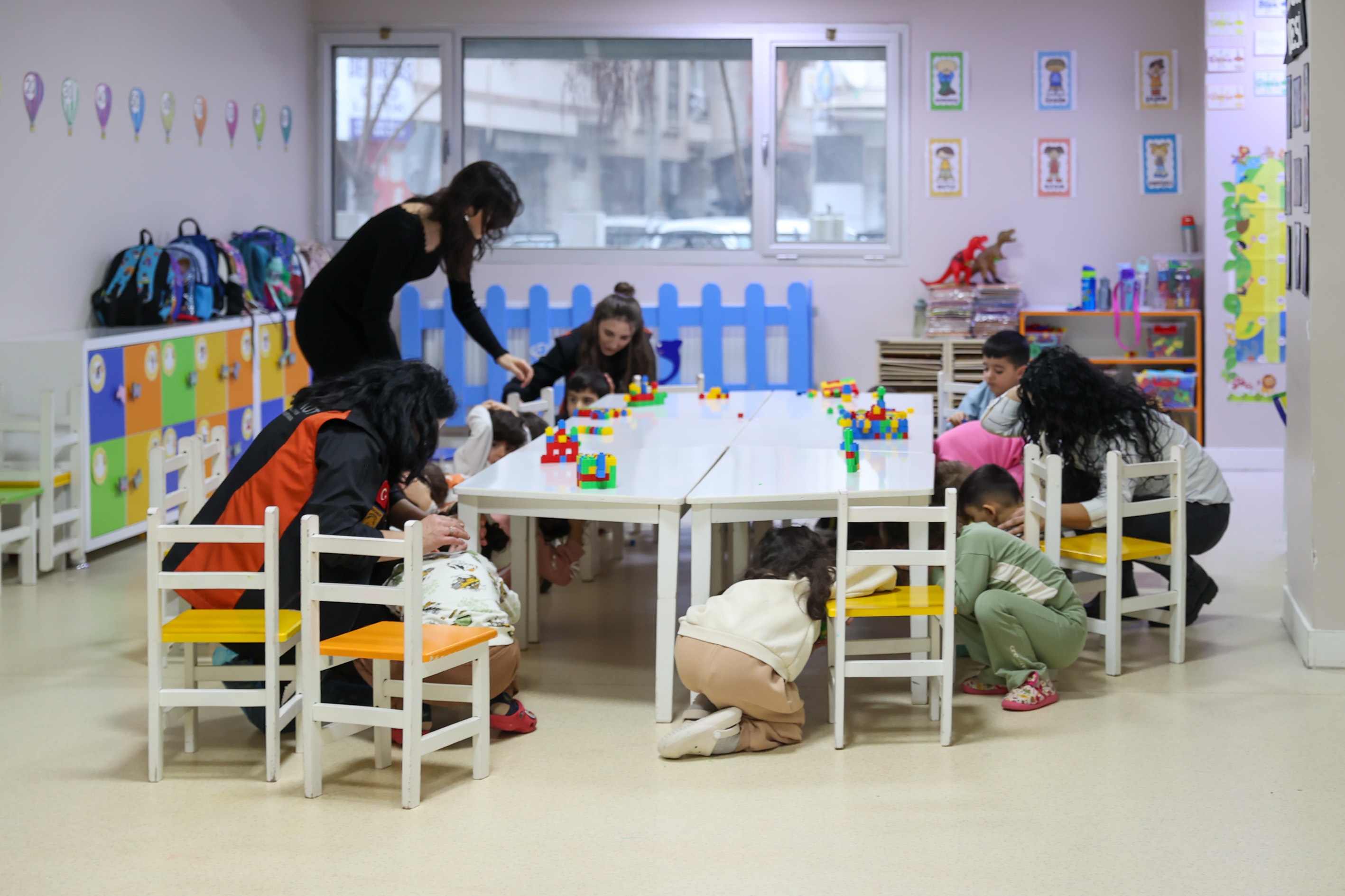 Buca Belediyesi, Afetlere Karşı Dirençli Bir Kent Oluşturma Hedefi Kapsamında Eğitim Çalışmalarını Çınar Anaokullarında Sürdürdü. (1)