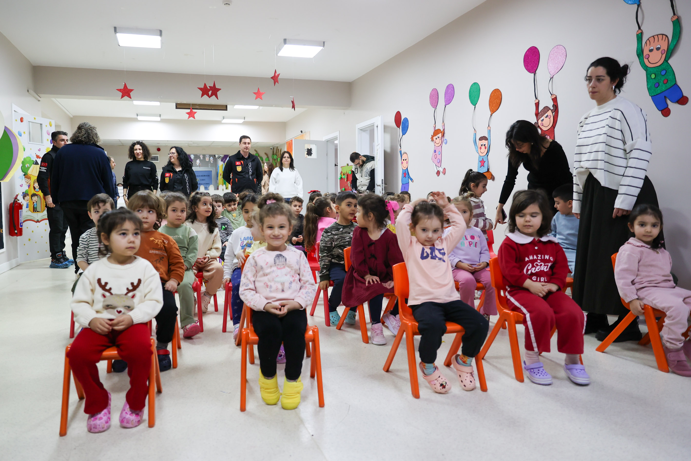 Buca Belediyesi, Afetlere Karşı Dirençli Bir Kent Oluşturma Hedefi Kapsamında Eğitim Çalışmalarını Çınar Anaokullarında Sürdürdü. (4)