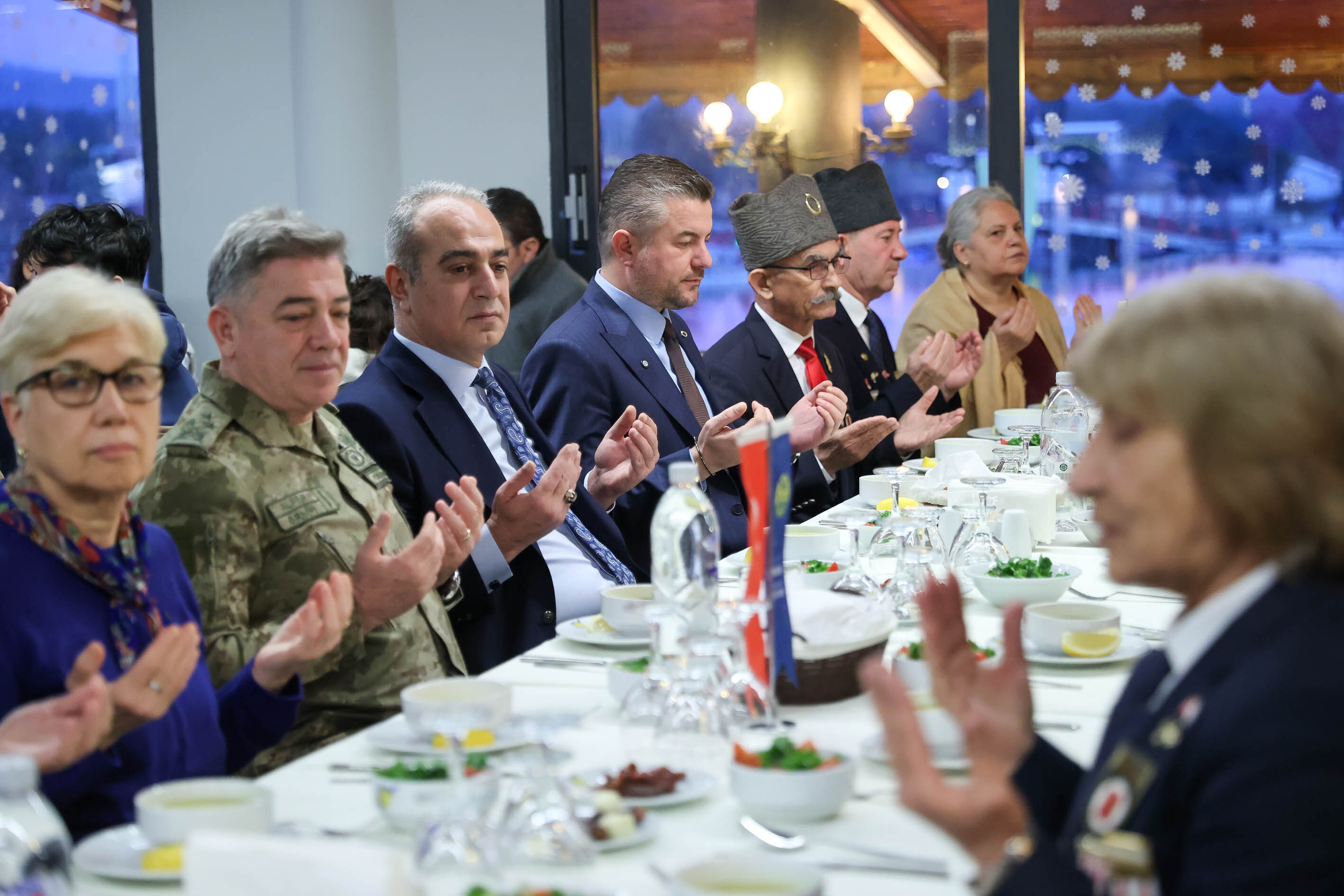 Buca Belediyesi, Ramazan Ayının Manevi Ikliminde Şehit Aileleri Ve Gazileri Bir Araya Getirdi. Gölet Tesisleri’nde Düzenlenen Iftar Programında Buluşan Katılımcılar, Dualar Eşliğinde Bu Özel Akşamı Paylaştı (1)