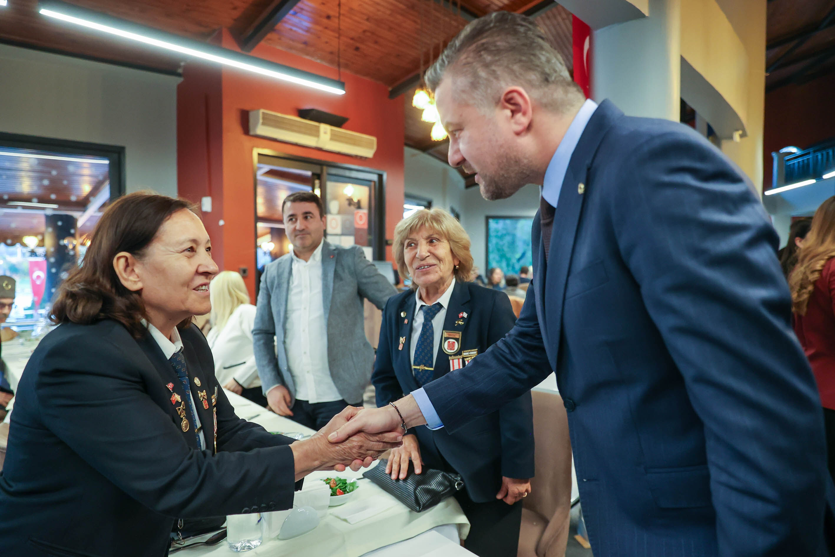 Buca Belediyesi, Ramazan Ayının Manevi Ikliminde Şehit Aileleri Ve Gazileri Bir Araya Getirdi. Gölet Tesisleri’nde Düzenlenen Iftar Programında Buluşan Katılımcılar, Dualar Eşliğinde Bu Özel Akşamı Paylaştı (3)