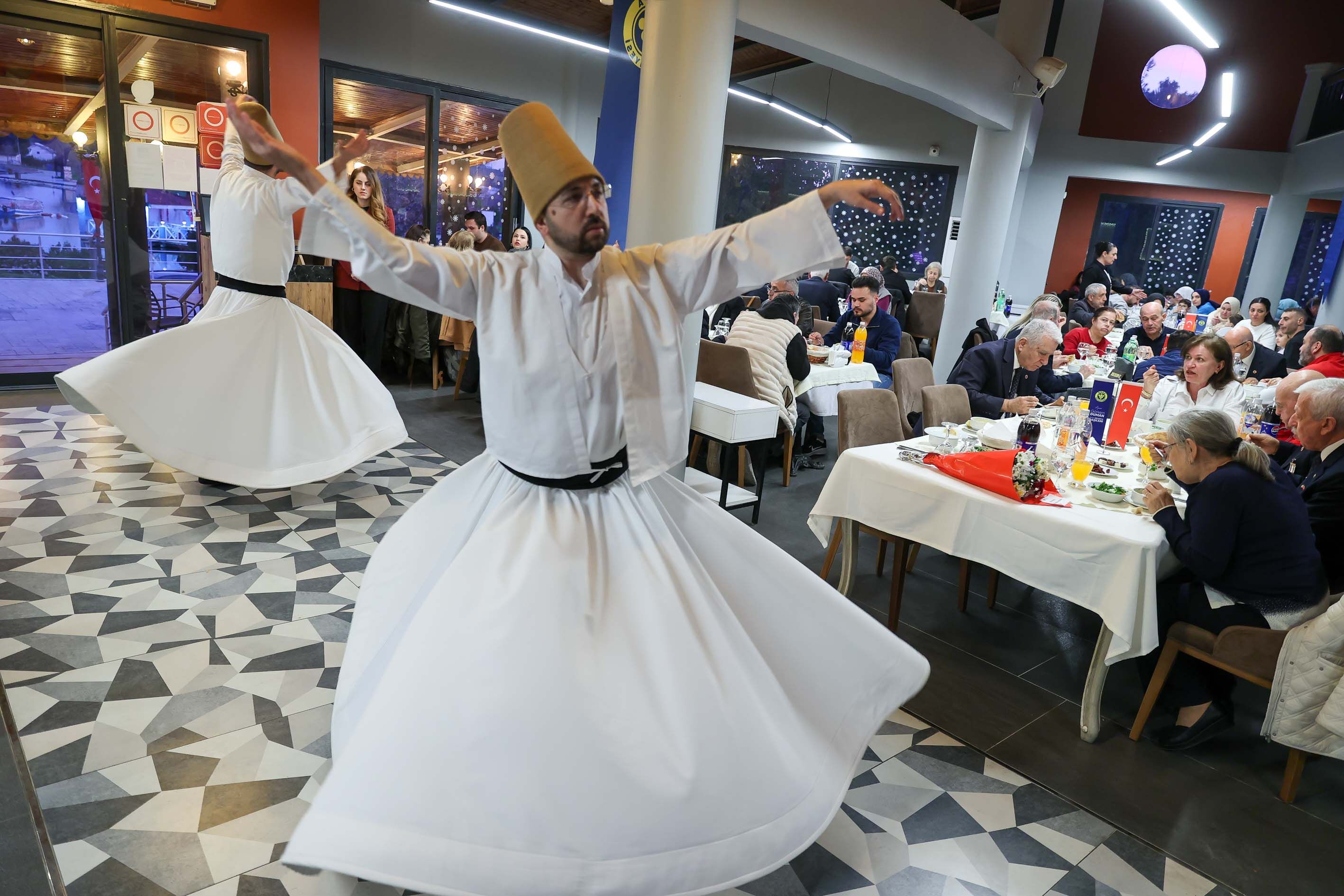 Buca Belediyesi, Ramazan Ayının Manevi Ikliminde Şehit Aileleri Ve Gazileri Bir Araya Getirdi. Gölet Tesisleri’nde Düzenlenen Iftar Programında Buluşan Katılımcılar, Dualar Eşliğinde Bu Özel Akşamı Paylaştı (7)
