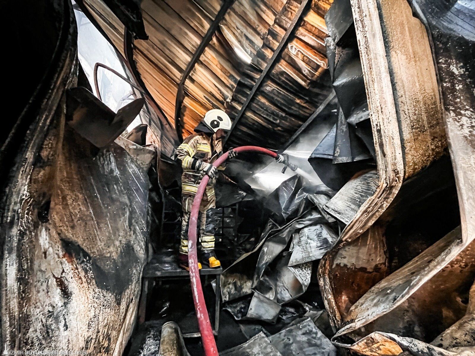 Buca’da Iş Yeri Yangını Panik Yarattı 111