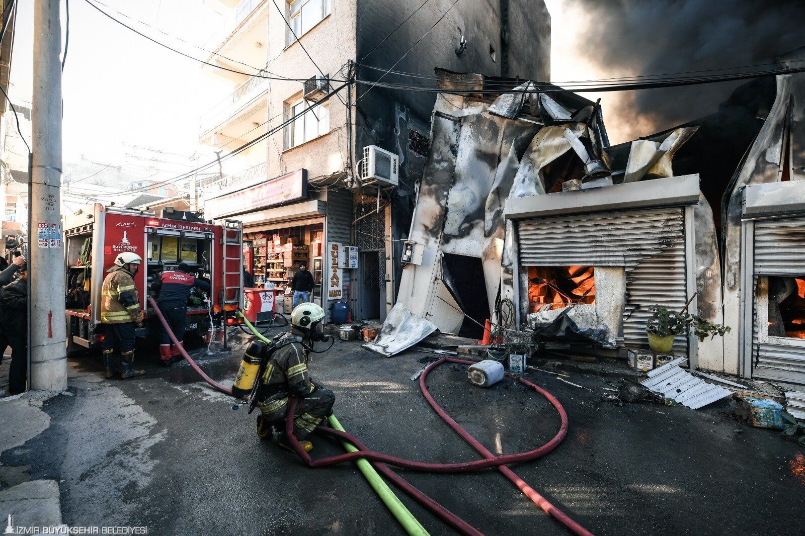 Buca’da Iş Yeri Yangını Panik Yarattı 22