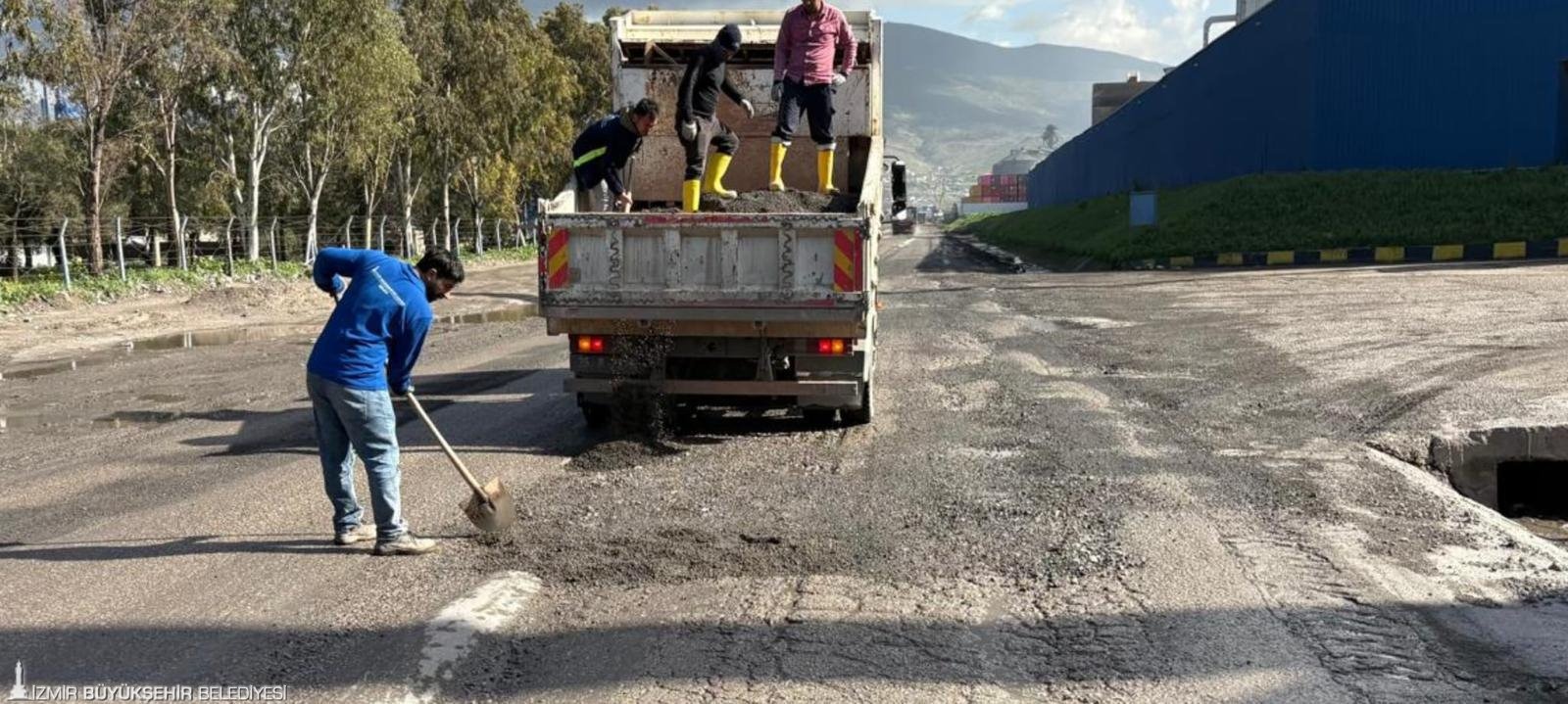 Büyükşehir, Aşırı Yağış Sonrası Kapanan Yolları Bir Bir Açıyor 11