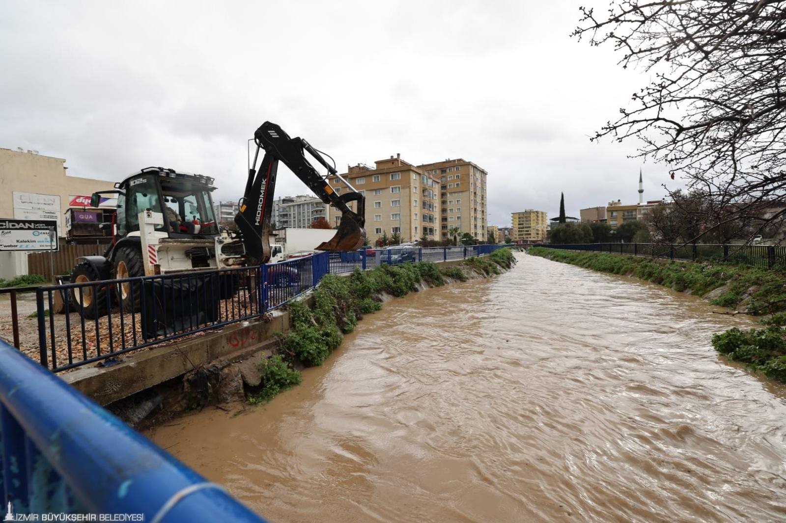 Büyükşehir Ekipleri Sağanak Yağış Nedeniyle Seferber Oldu 1