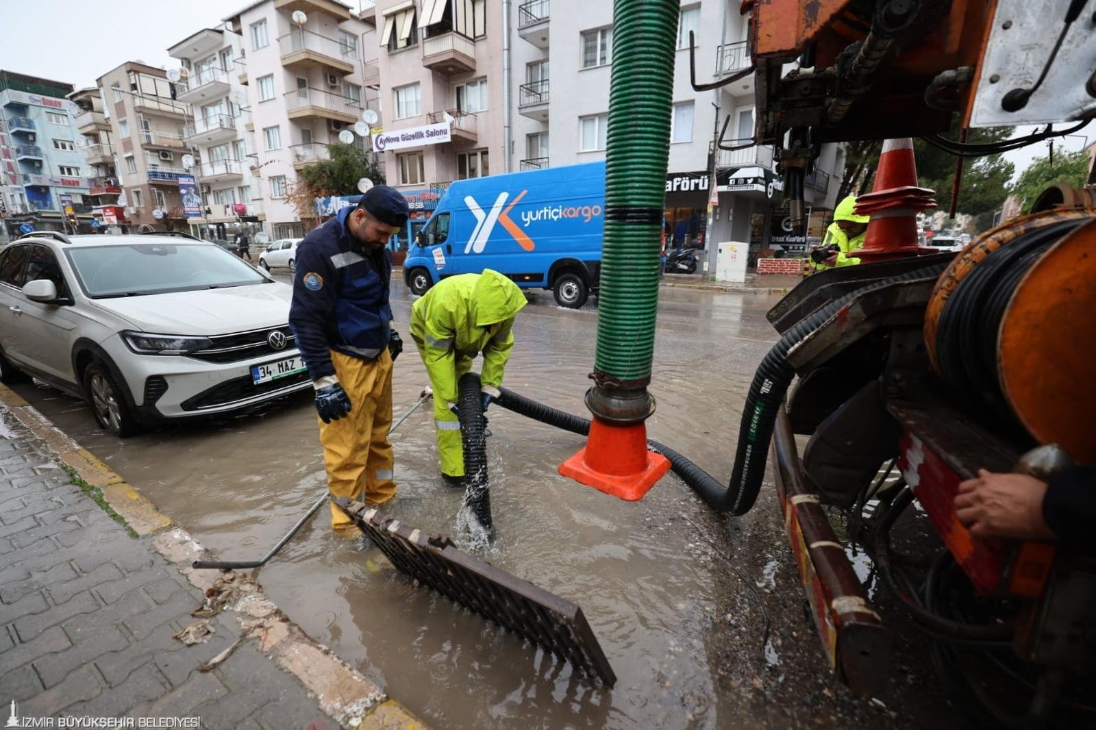 Büyükşehir Ekipleri Sağanak Yağış Nedeniyle Seferber Oldu 2