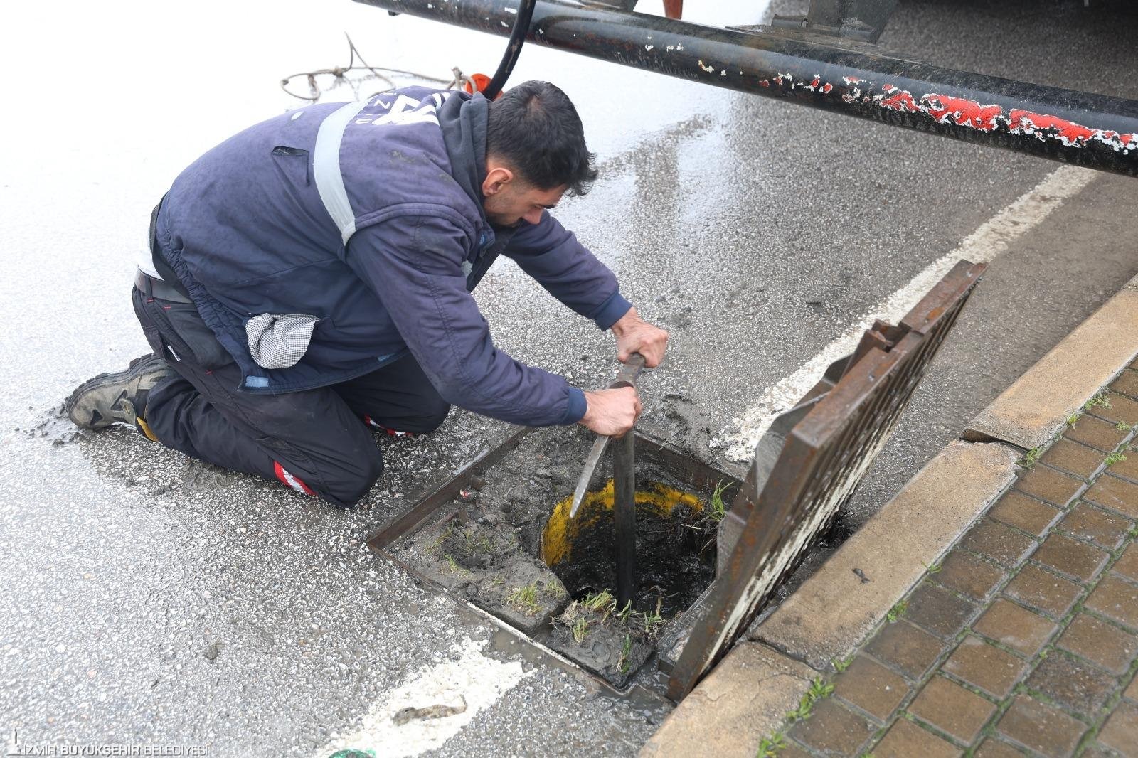 Büyükşehir Ekipleri Sağanak Yağış Nedeniyle Seferber Oldu 3