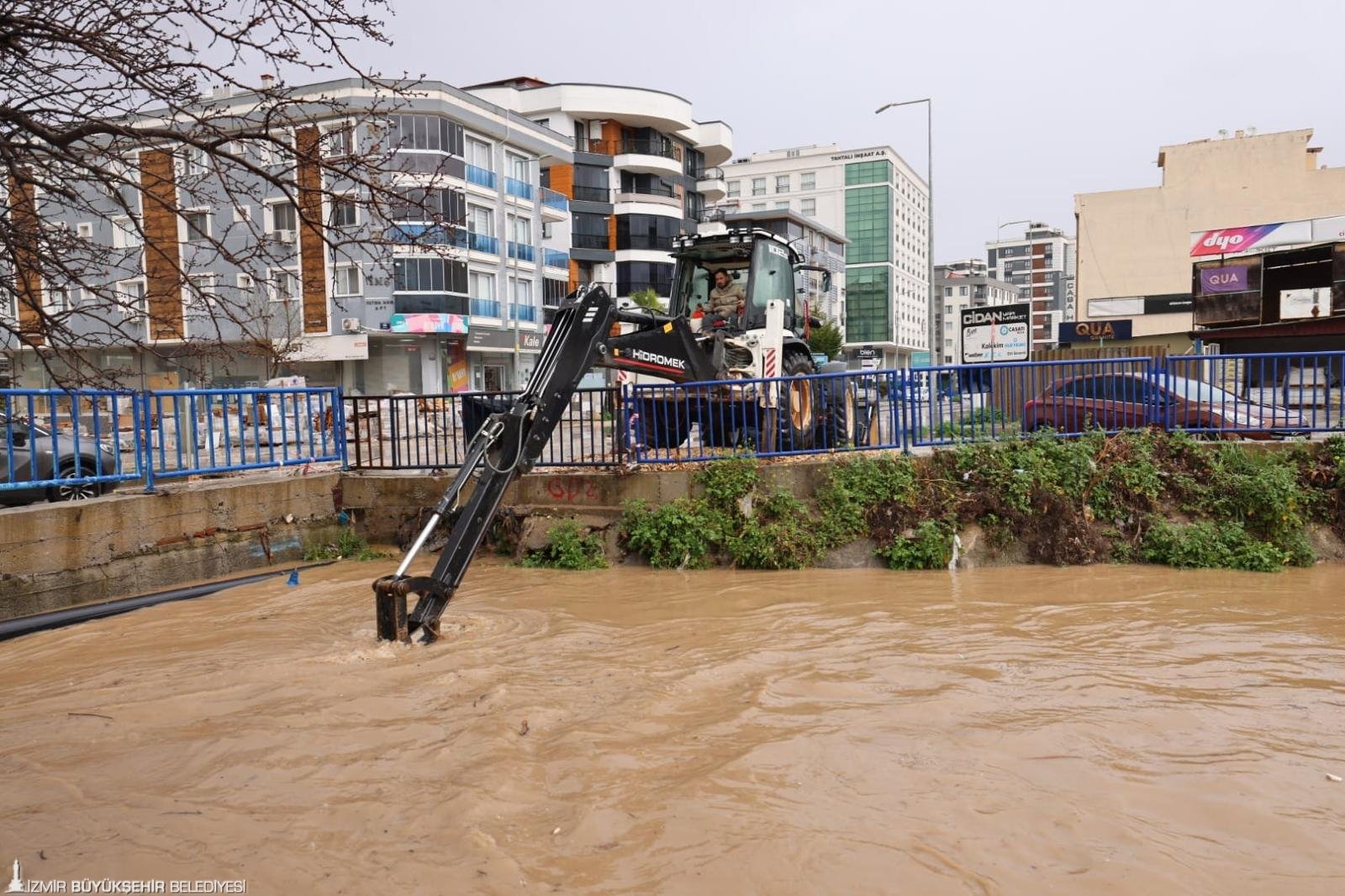Büyükşehir Ekipleri Sağanak Yağış Nedeniyle Seferber Oldu