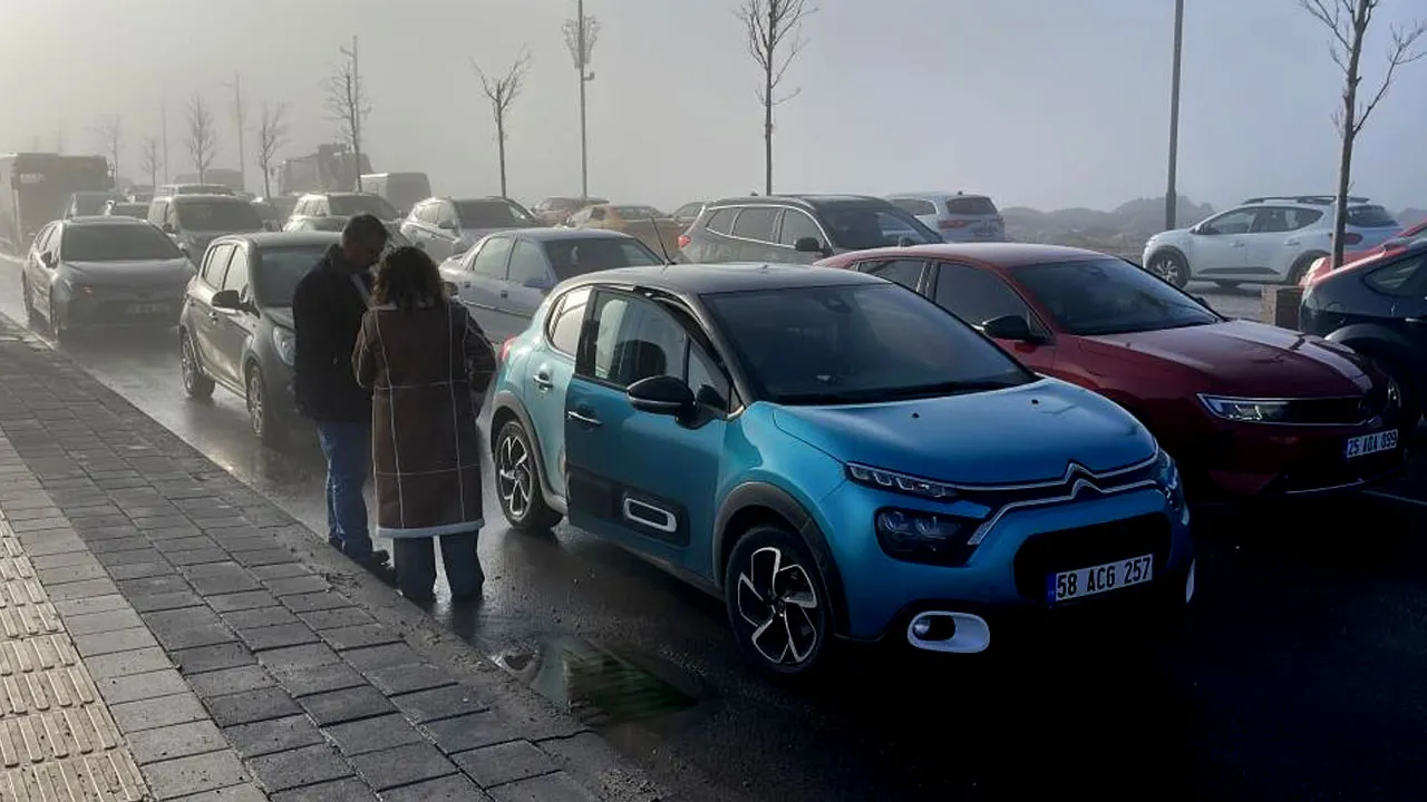 Buzlanan Yolda Feci Zincirleme Kaza! 10 Araç Birbirine Girdi (2)