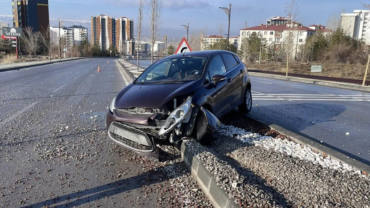 Buzlanan Yolda Feci Zincirleme Kaza! 10 Araç Birbirine Girdi (3)
