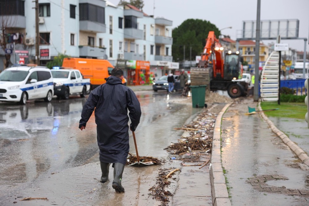 Çeşme Belediyesi’nden Yağmur Seferberliği 17 Ekip Görevde (5)