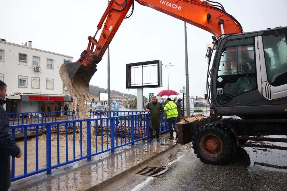 Çeşme Belediyesi’nden Yağmur Seferberliği 17 Ekip Görevde (6)