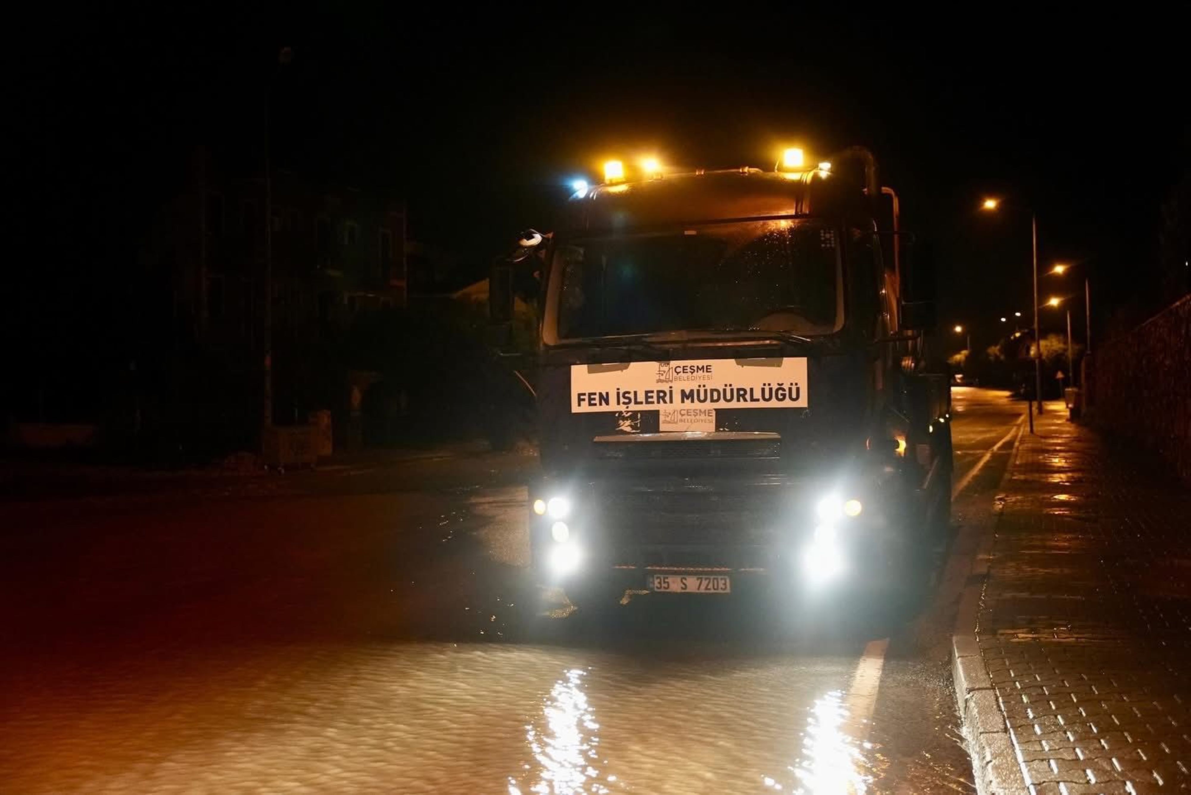 Çeşme’de Gece Saatlerinde Başlayan Kuvvetli Sağanak Yağış Ve Fırtına, Ilçe Genelinde Günlük Yaşamı Olumsuz Etkiledi. (2)