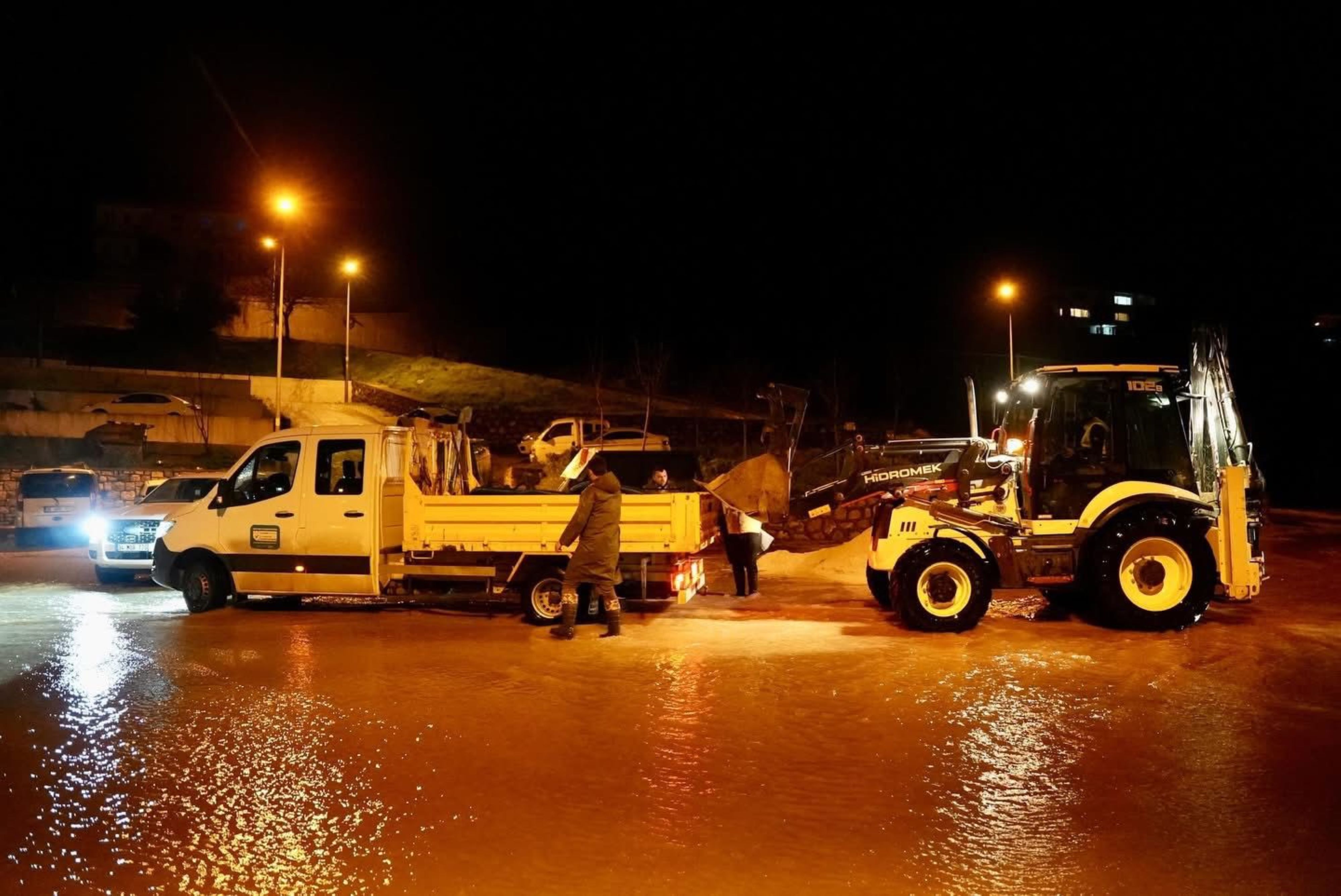 Çeşme’de Gece Saatlerinde Başlayan Kuvvetli Sağanak Yağış Ve Fırtına, Ilçe Genelinde Günlük Yaşamı Olumsuz Etkiledi. (5)