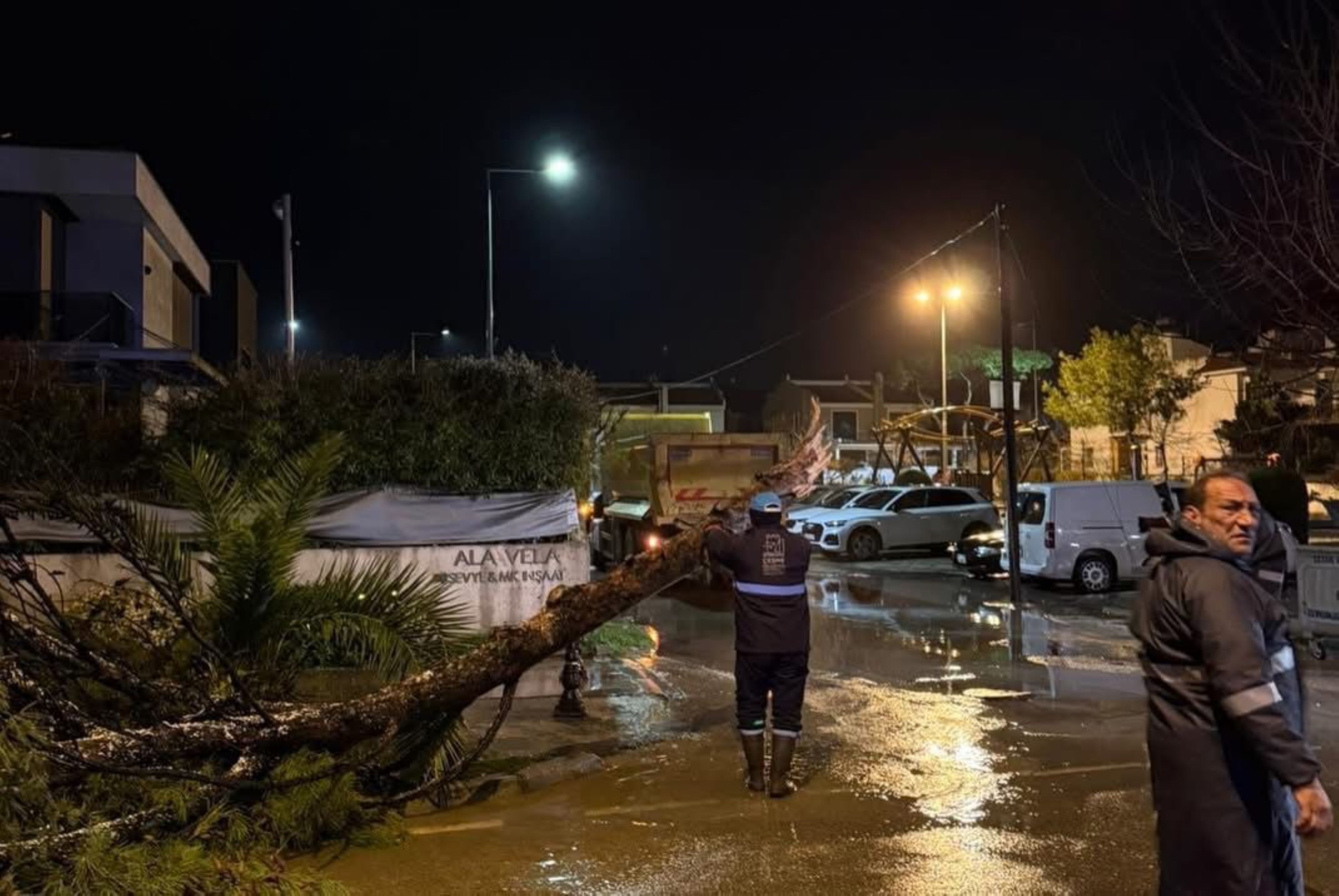 Çeşme’de Gece Saatlerinde Başlayan Kuvvetli Sağanak Yağış Ve Fırtına, Ilçe Genelinde Günlük Yaşamı Olumsuz Etkiledi. (6)