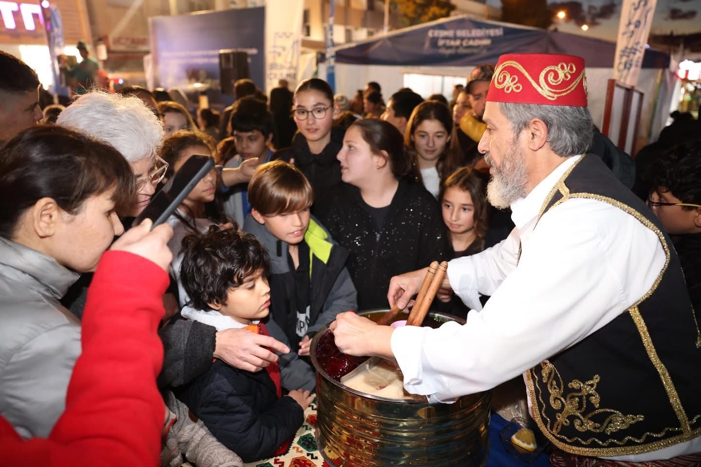 Çeşme’de Ilk Iftar Sofrası Mehmetçik Parkı’nda Kuruldu (1)-1