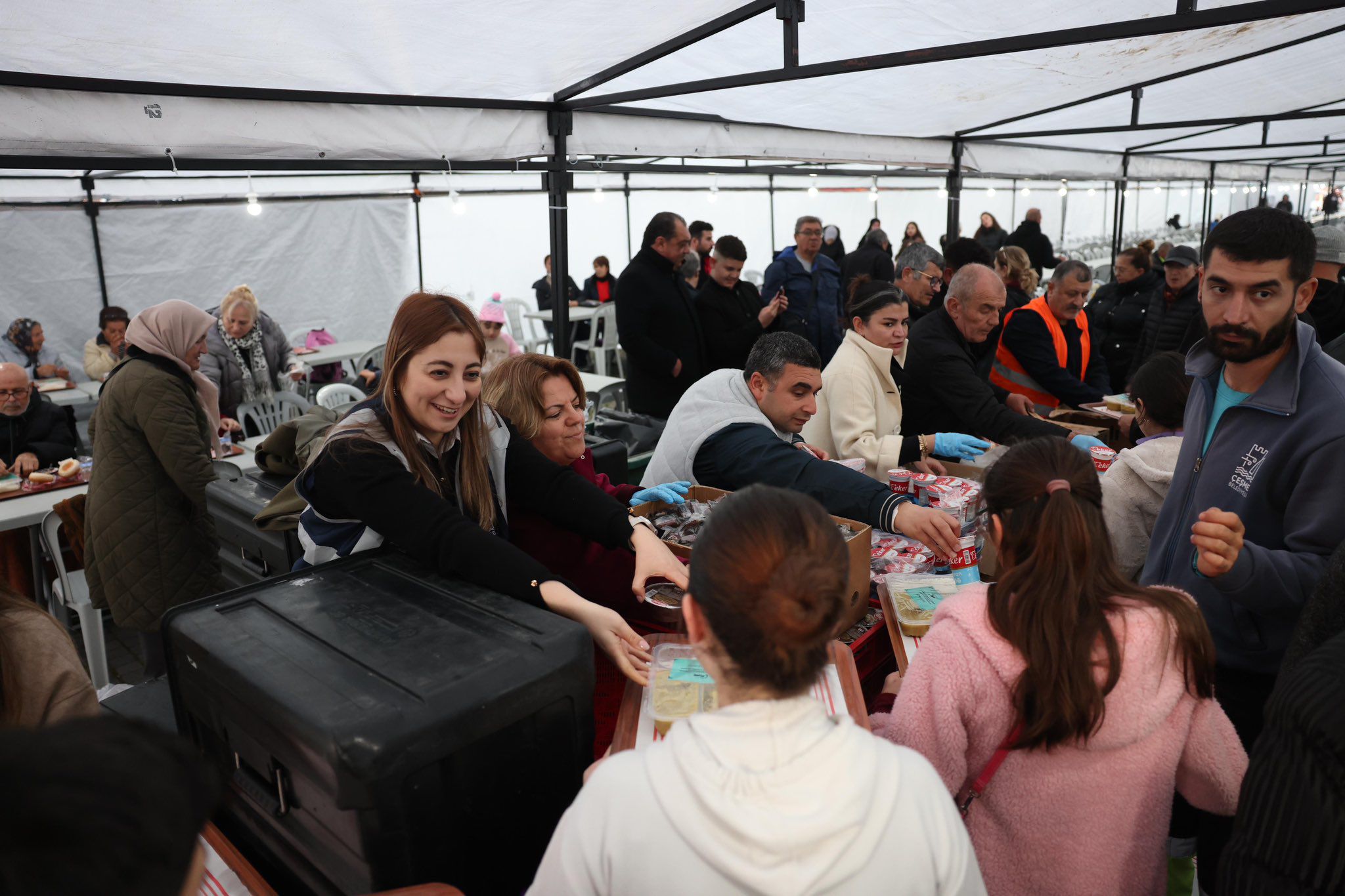 Çeşme’de Ilk Iftar Sofrası Mehmetçik Parkı’nda Kuruldu (3)