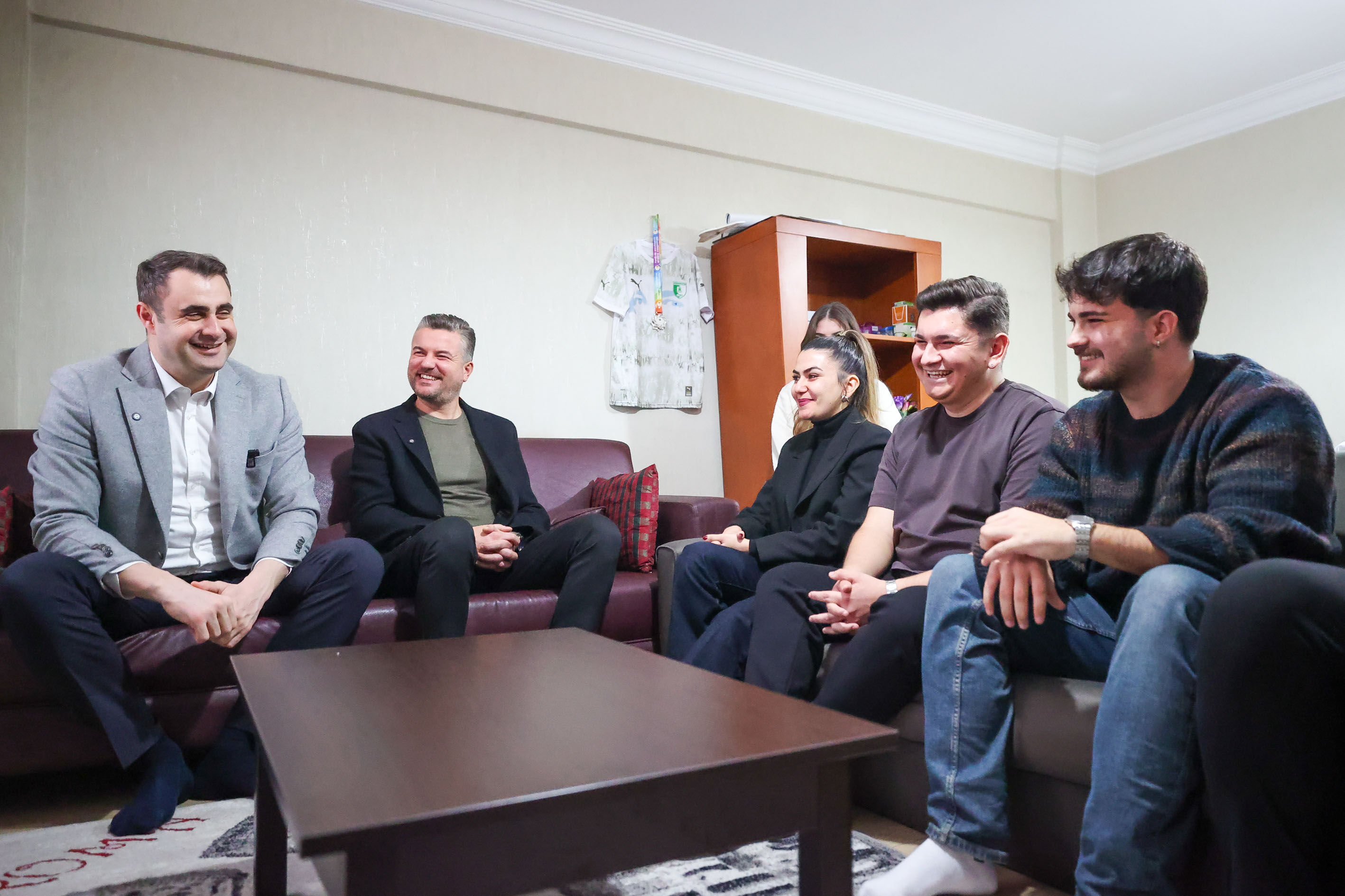 Chp Liderleri Buca’da Gençlerin Sofrasına Konuk Oldu (3)