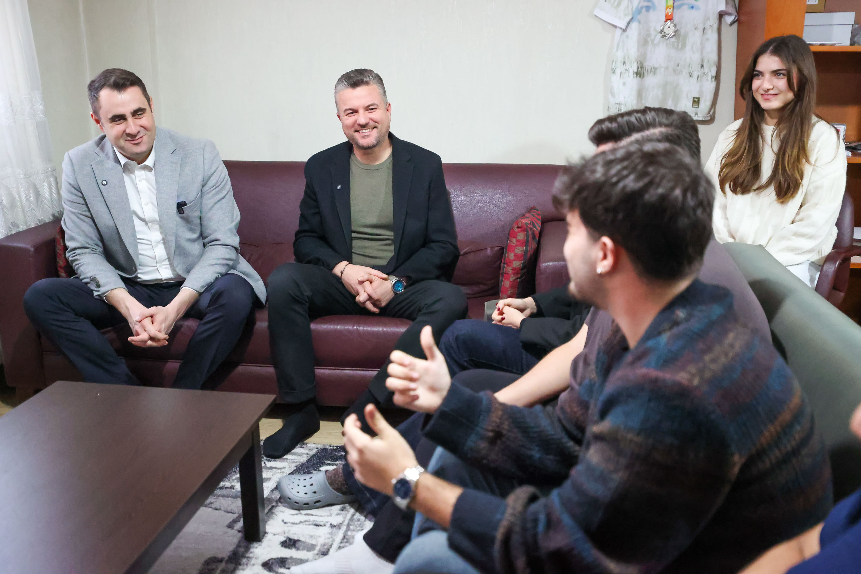 Chp Liderleri Buca’da Gençlerin Sofrasına Konuk Oldu (4)