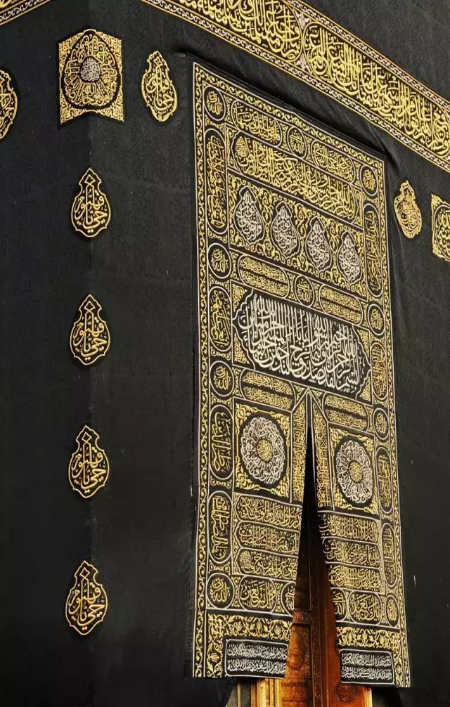 Epstein’in Evinden Kâbe Örtüsü Parçaları Çıktı Halı Olarak Kullanmış! (2)