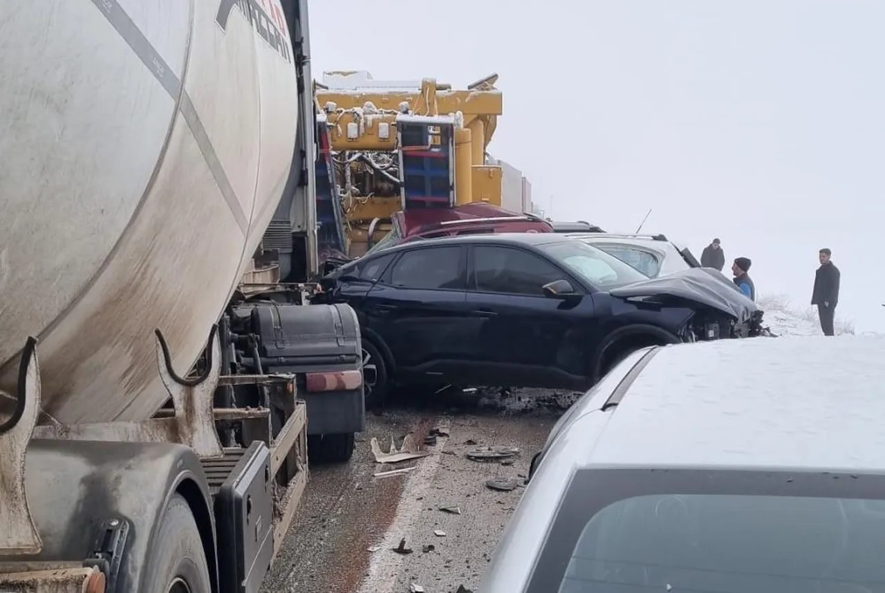 Erzurum'da Araçlar Sisli Yolda Birbirine Girdi! Çok Sayıda Yaralı Var1