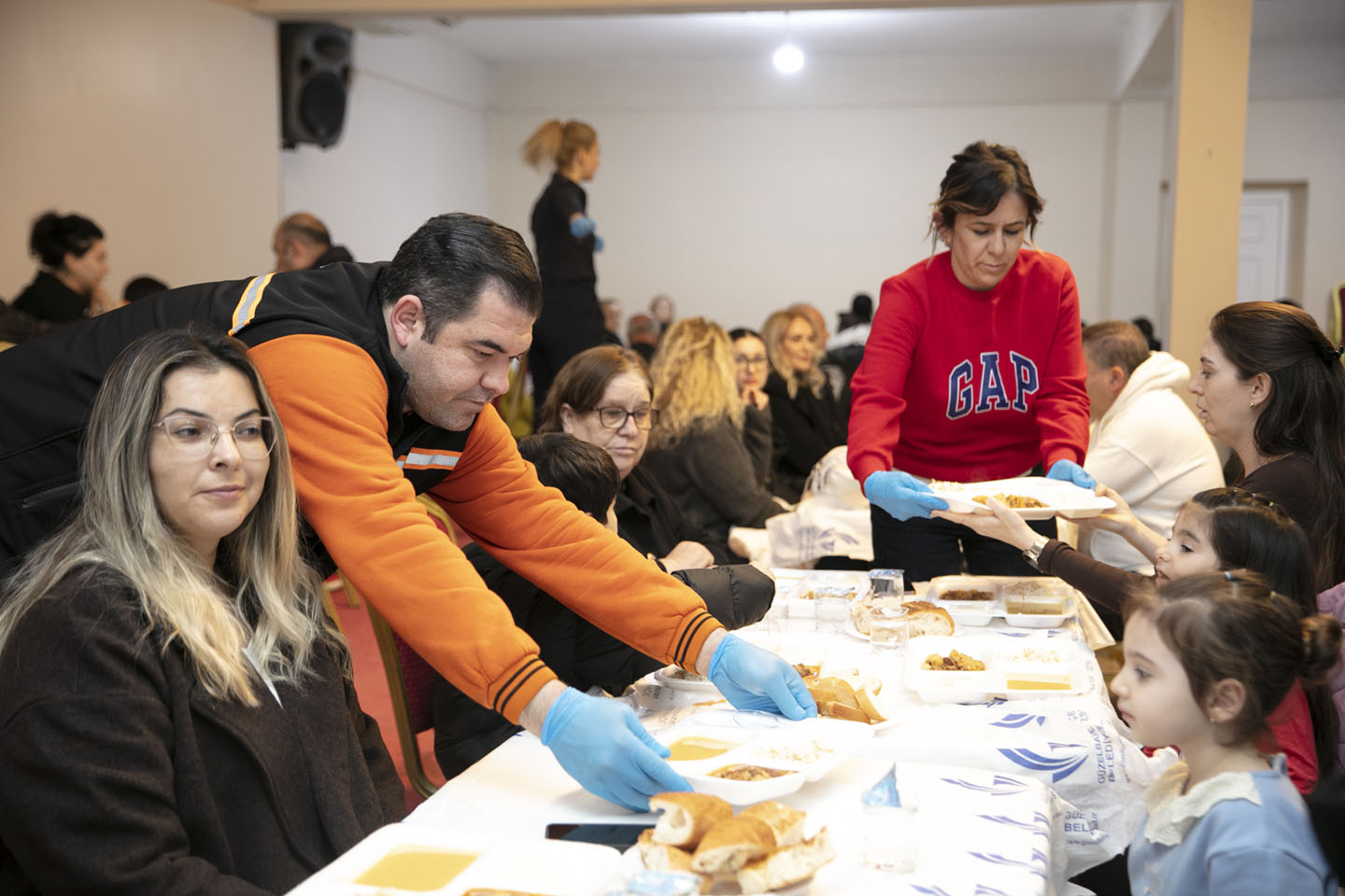 Güzelbahçe Belediyesi, Ramazan Ayının Ilk Iftarını Güzelbahçe Belediyesi Düğün Salonu’nda Düzenleyerek Vatandaşlarla Aynı Sofrada Buluştu (3)