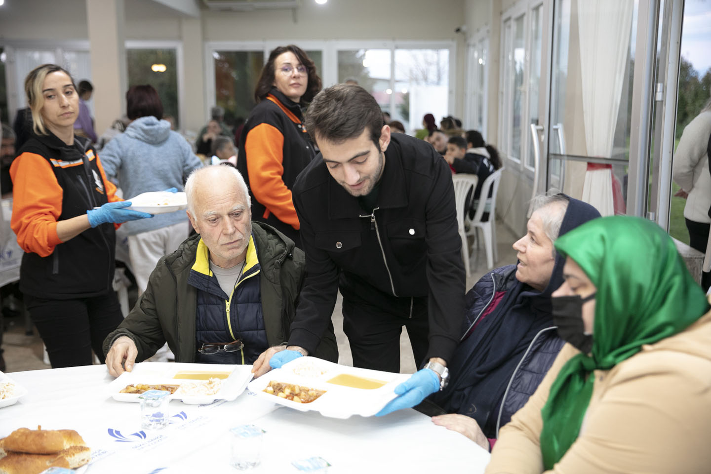 Güzelbahçe Belediyesi, Ramazan Ayının Ilk Iftarını Güzelbahçe Belediyesi Düğün Salonu’nda Düzenleyerek Vatandaşlarla Aynı Sofrada Buluştu (4)