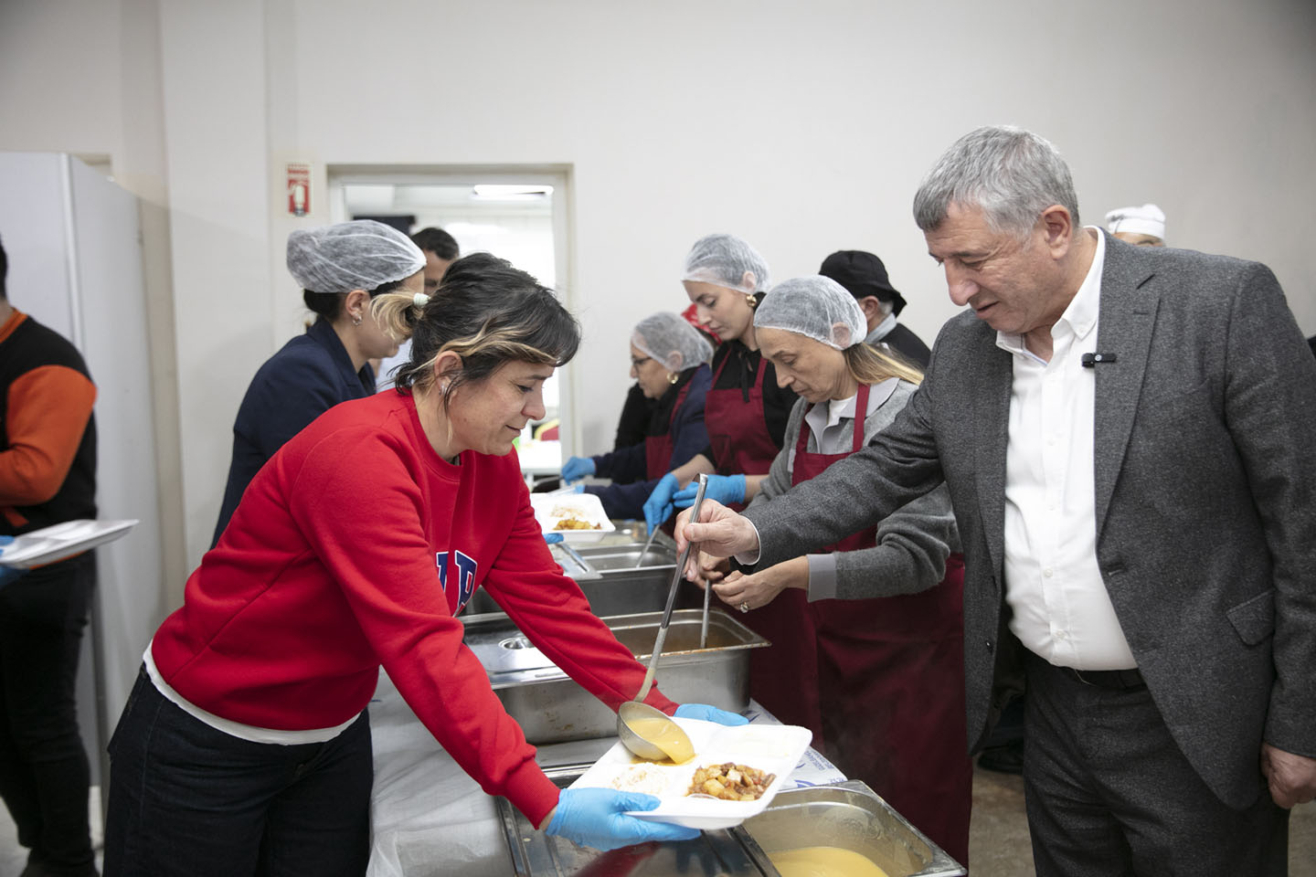 Güzelbahçe Belediyesi, Ramazan Ayının Ilk Iftarını Güzelbahçe Belediyesi Düğün Salonu’nda Düzenleyerek Vatandaşlarla Aynı Sofrada Buluştu (5)