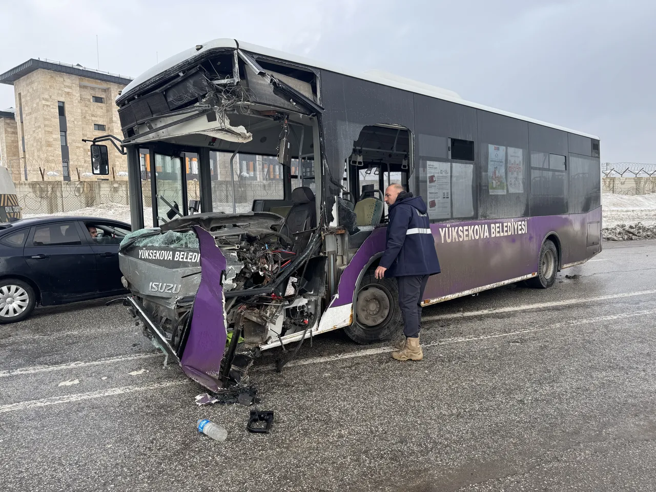 Hakkari'de Feci Kaza! Yolcu Otobüsü Minibüs Ile Çarpıştı1