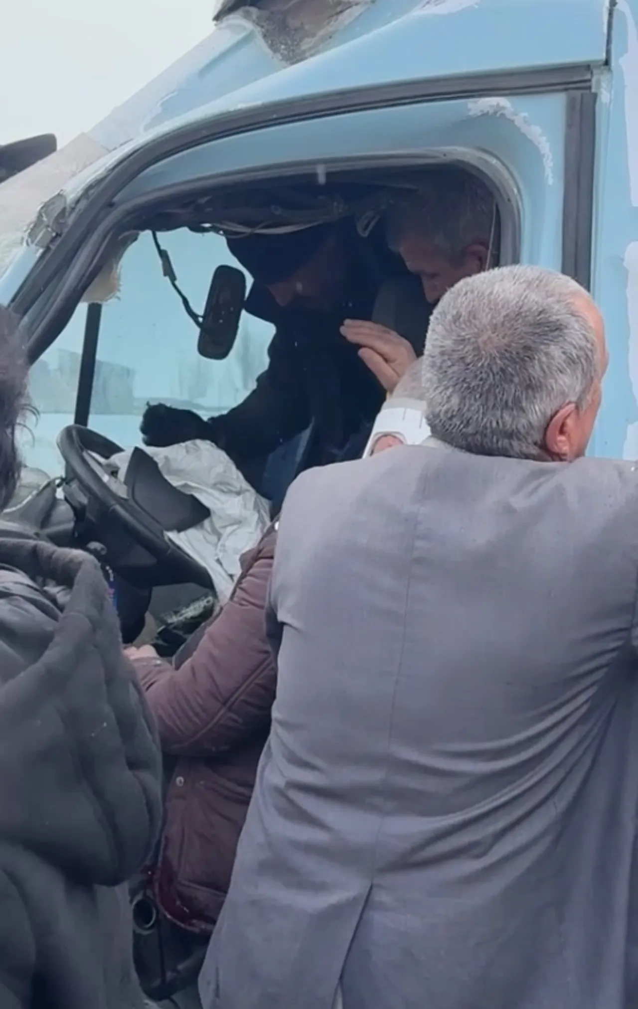 Hakkari'de Feci Kaza! Yolcu Otobüsü Minibüs Ile Çarpıştı3