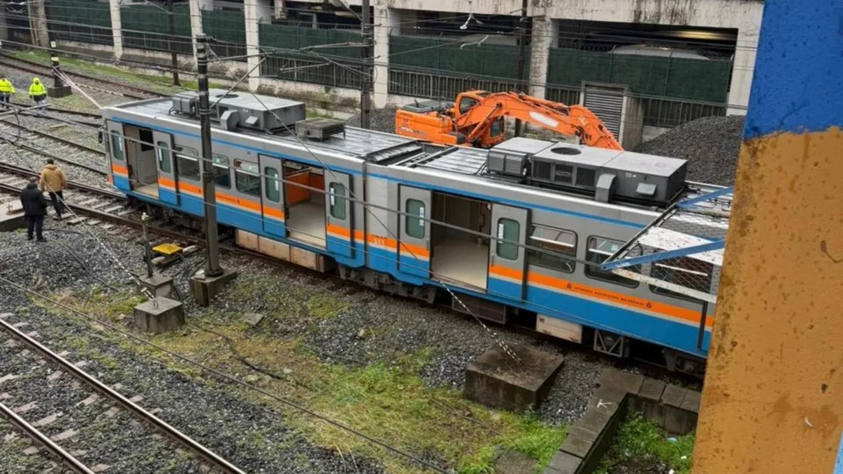 Istanbul Esenler Metro Raydan Çıktı