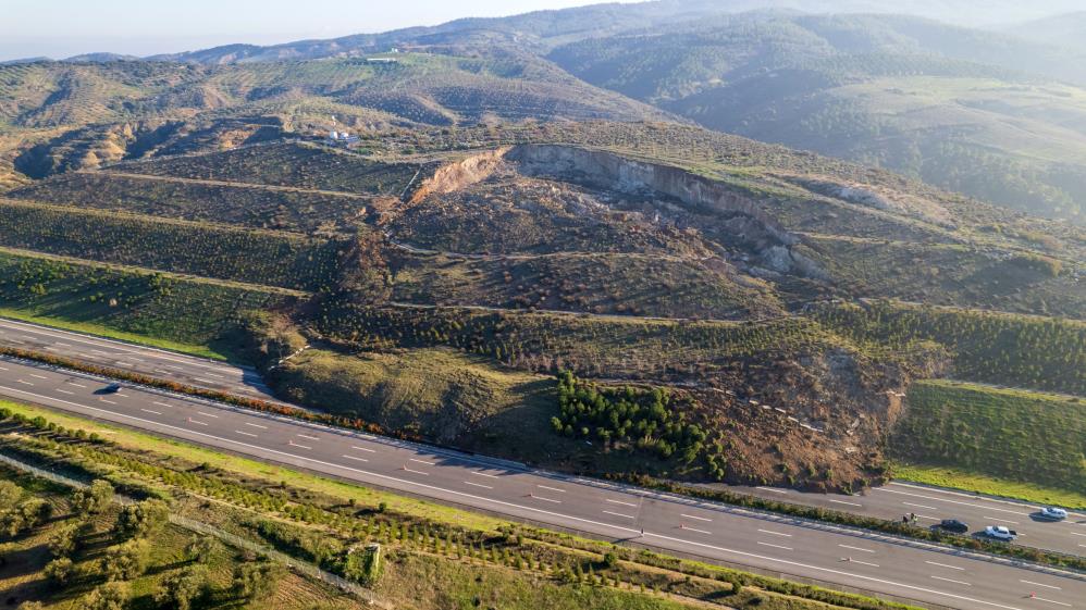 İstanbul İzmir Otoyolu'nda Heyelan! 1