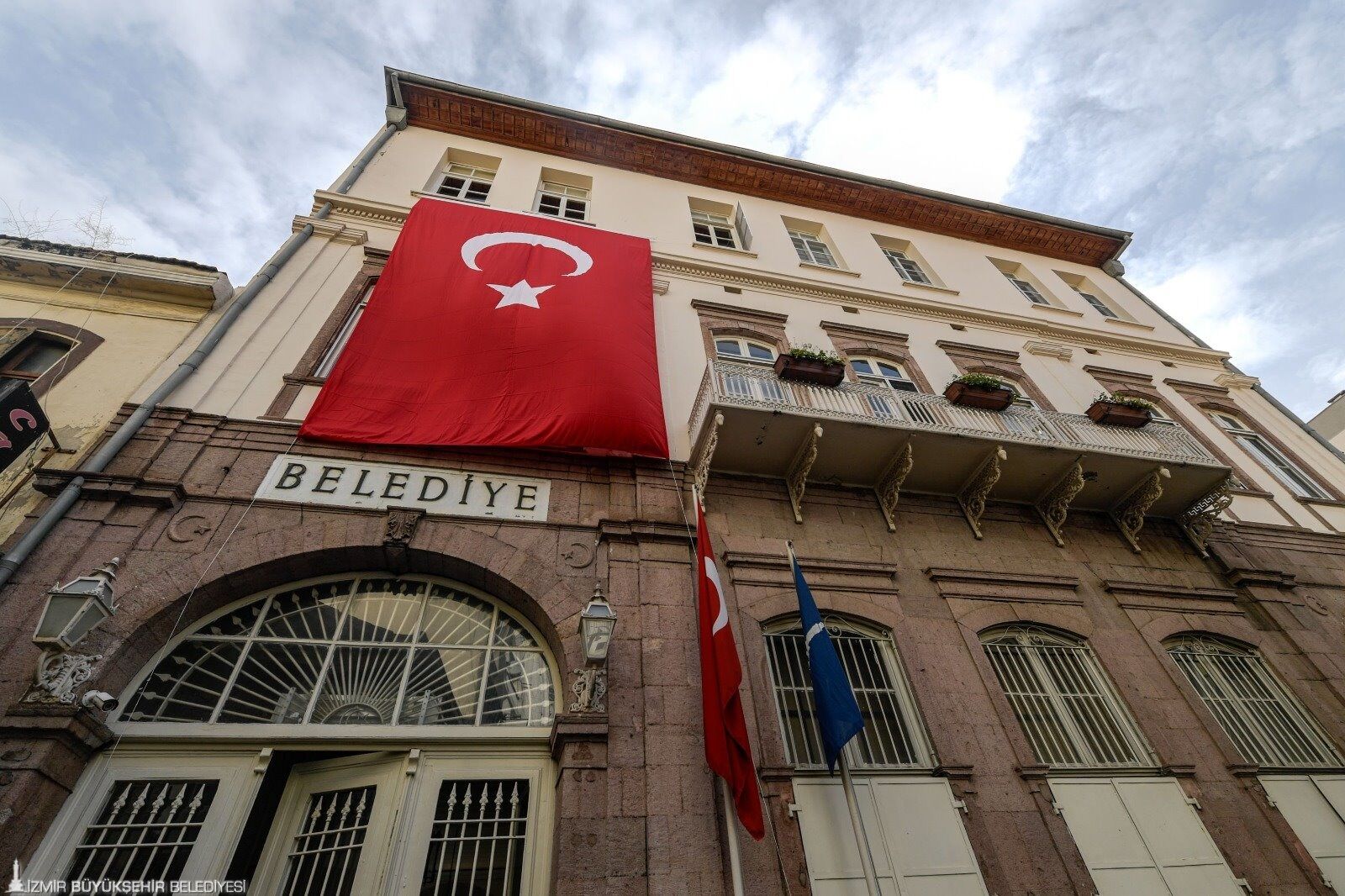 İzbb’den Vakıflar’a Hukuk Resti 111