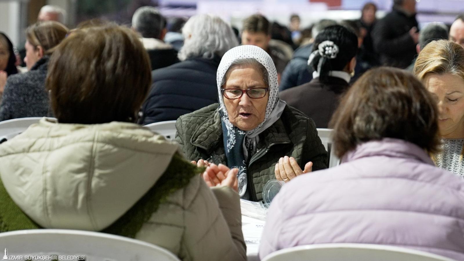 İzmir Büyükşehir Belediyesi Ilk Iftar Sofrasını Gaziemir’de Kurdu 11