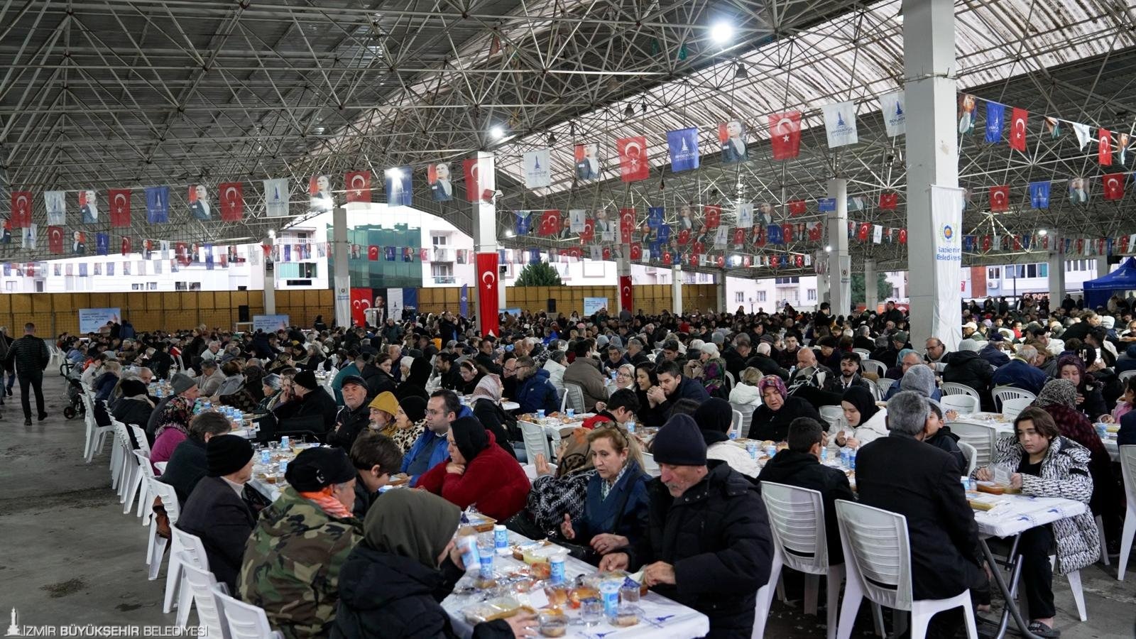 İzmir Büyükşehir Belediyesi Ilk Iftar Sofrasını Gaziemir’de Kurdu 22