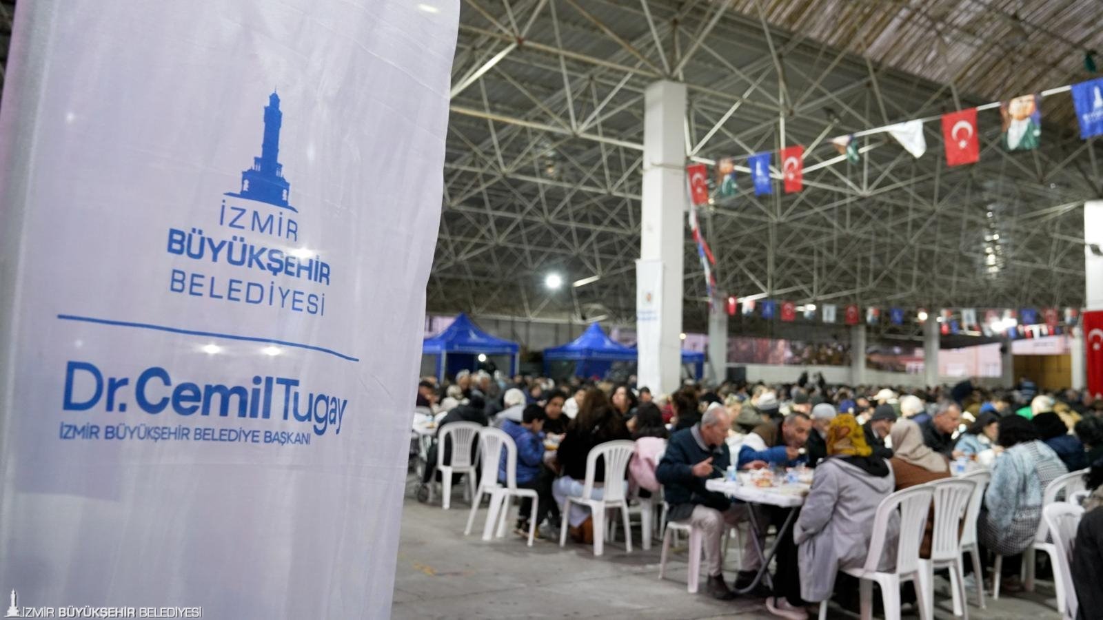 İzmir Büyükşehir Belediyesi Ilk Iftar Sofrasını Gaziemir’de Kurdu