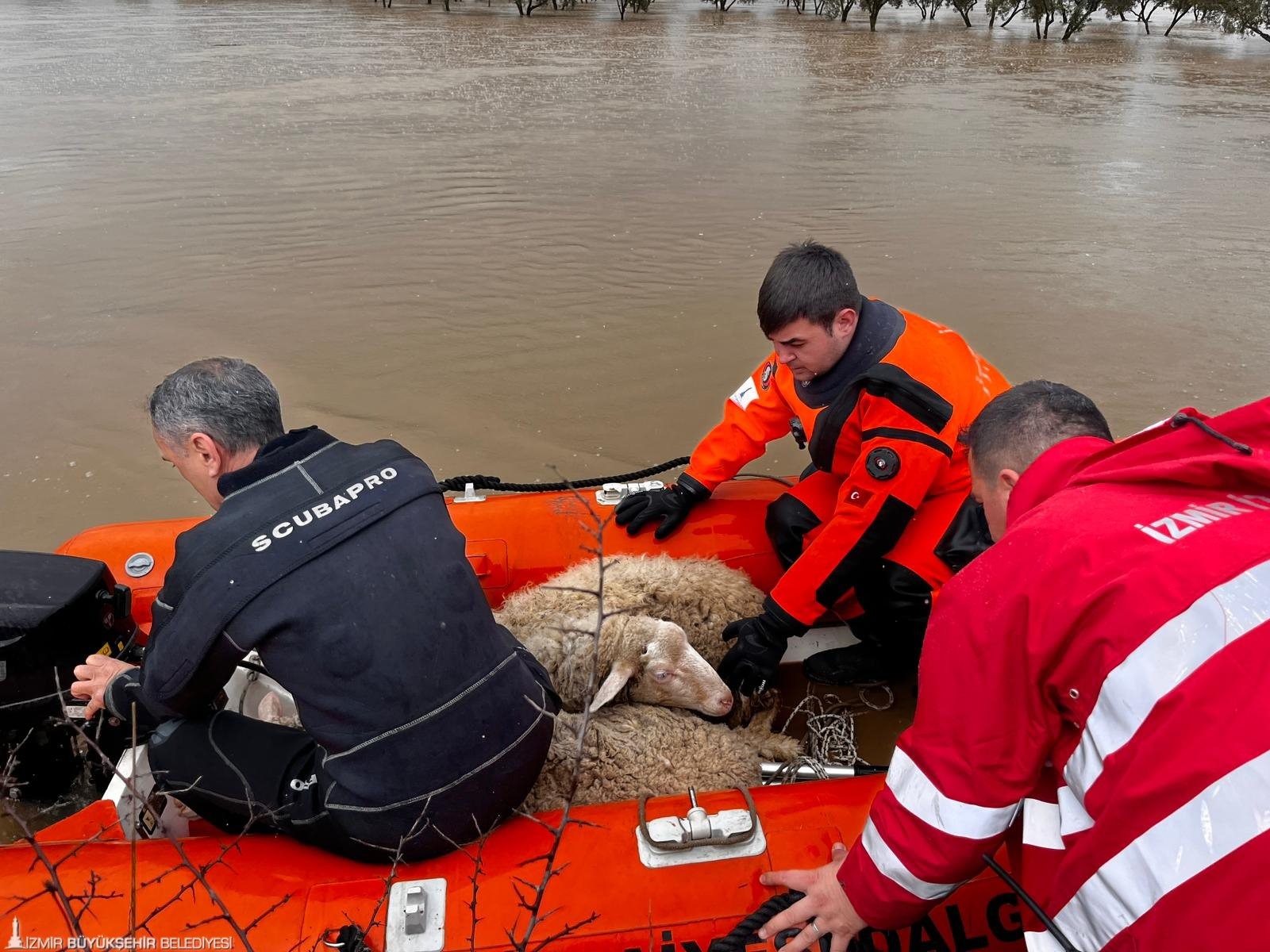 İzmir Büyükşehir Belediyesi’nin Yağış Seferberliği Sürüyor 111