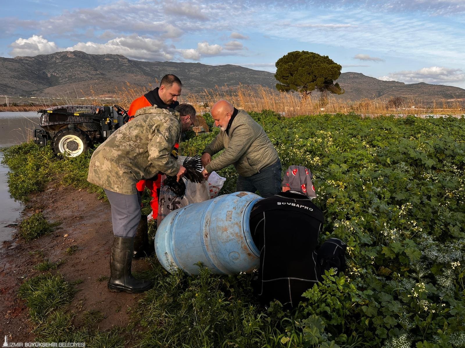 İzmir İtfaiyesi Sessiz Canlar Için Zamanla Yarıştı