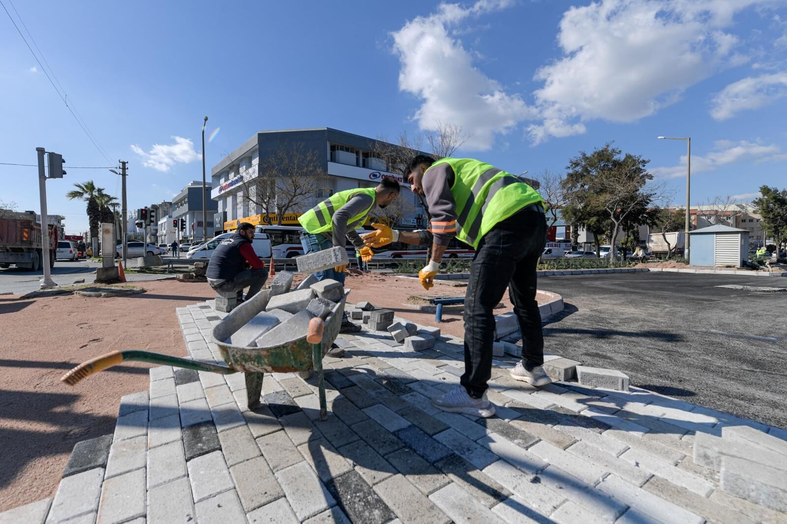 İzmir’de Asfalt Seferberliği Tam Gaz Sürüyor (1)