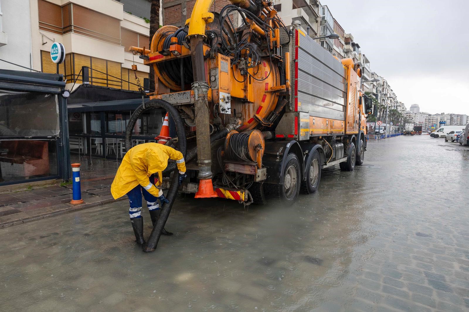 İzmir'de 'Bileşik Kaplar' Etkisi Su Baskınlarını Tetikledi (3)