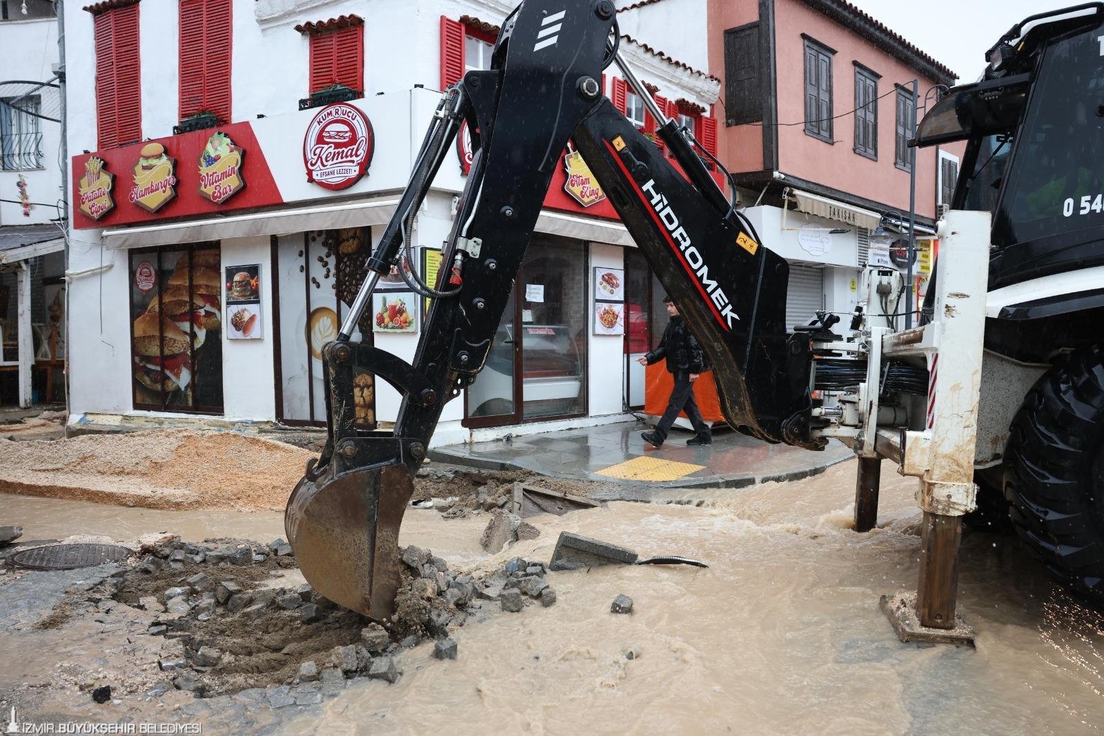 İzmir’de Ekipler 24 Saat Görevde 33