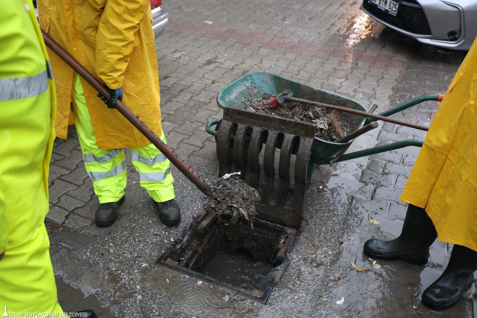 İzmir’de Ekipler 24 Saat Görevde