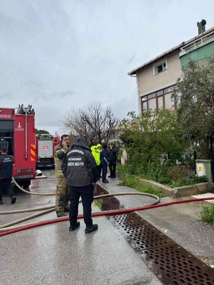 İzmir'de Ev Yangını 111