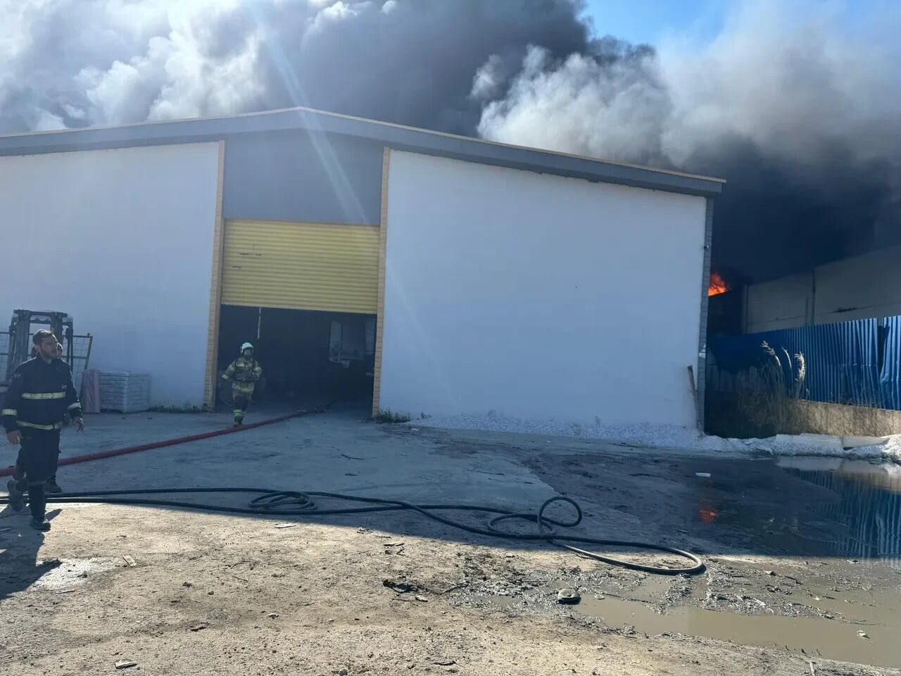 İzmir'de Fabrika Yangını! Alevler Bir Anda Büyüdü, Etrafı Duman Kapladı (1)-1