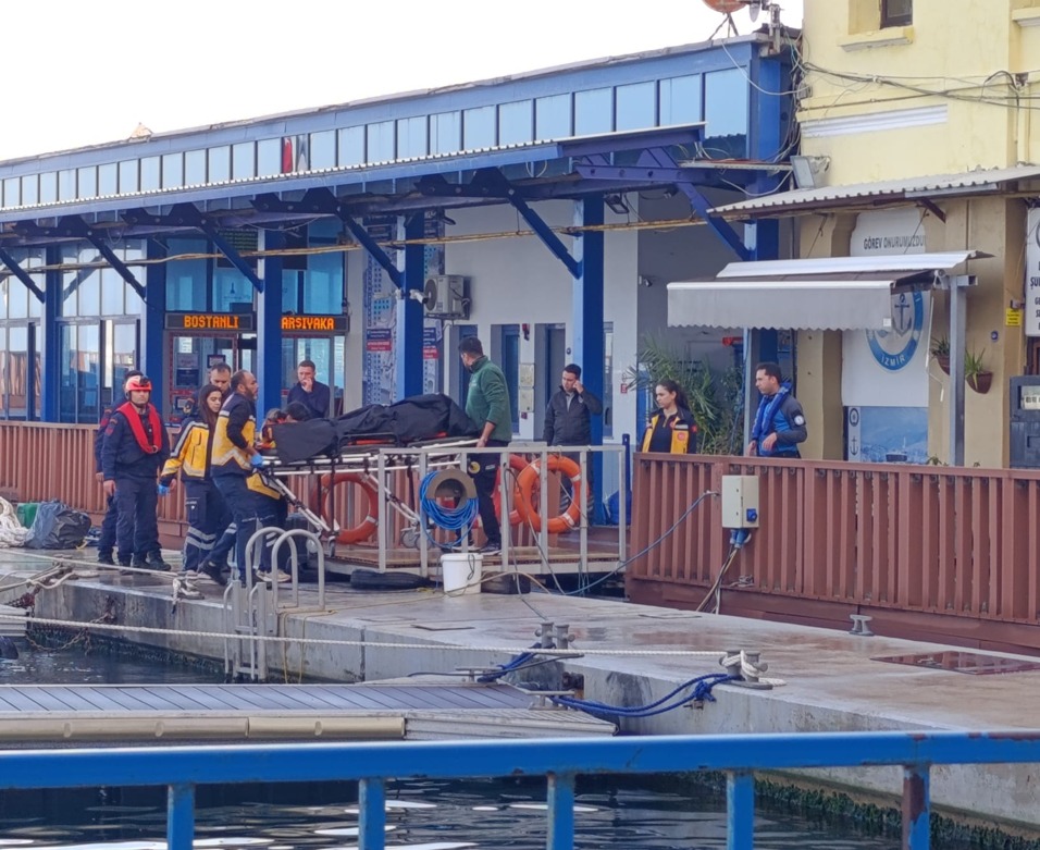 İzmir'de Fırtına Sonrası Sahilde Cansız Kadın Bedeni Bulundu-1