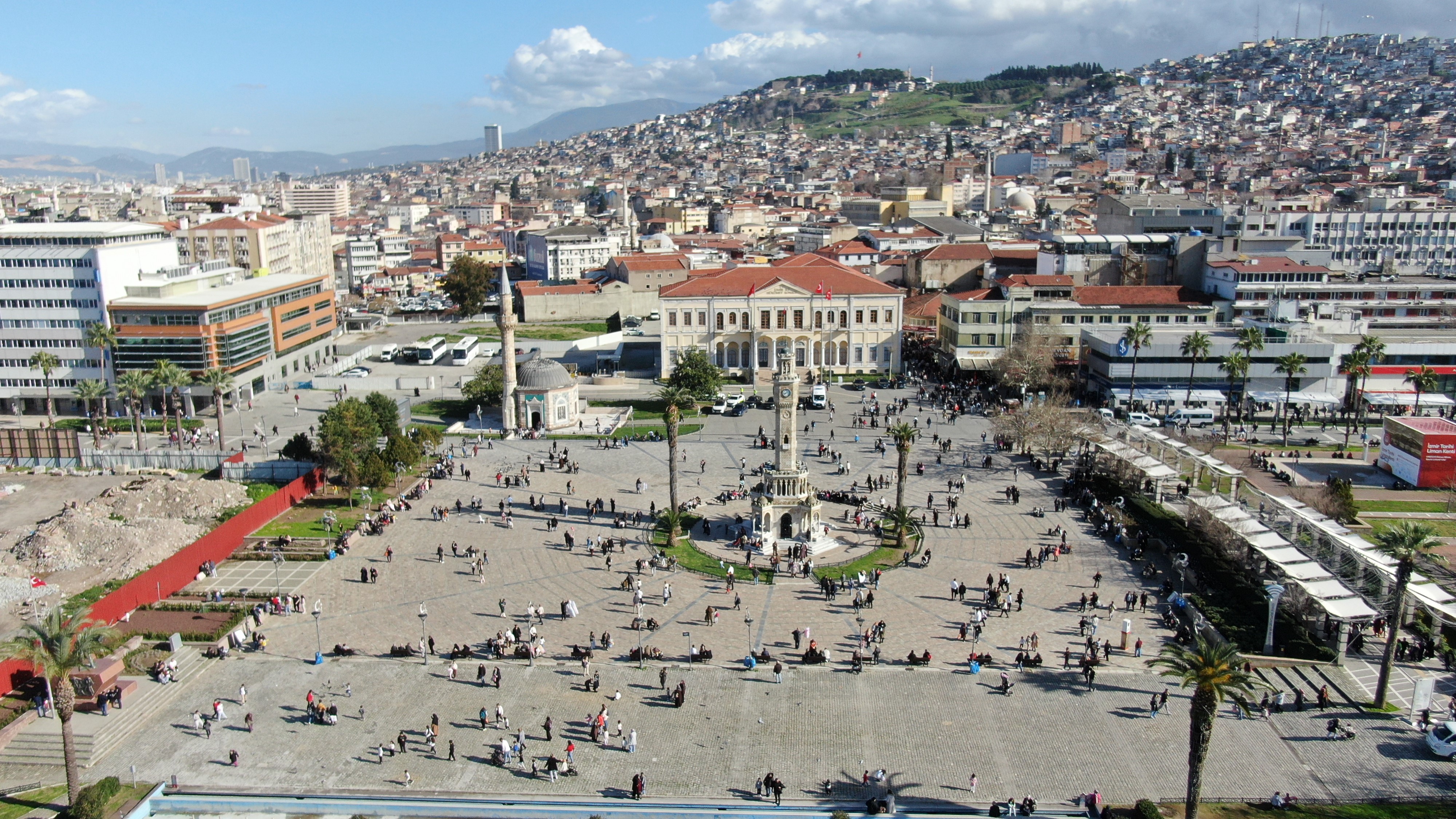 İzmir’de Güneş Yüzünü Gösterdi Sahiller Doldu Taştı (5)