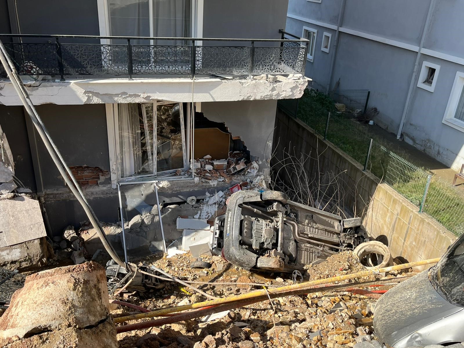 İzmir’de Korku Dolu Anlar 151 Kişi Tahliye Edildi (1)